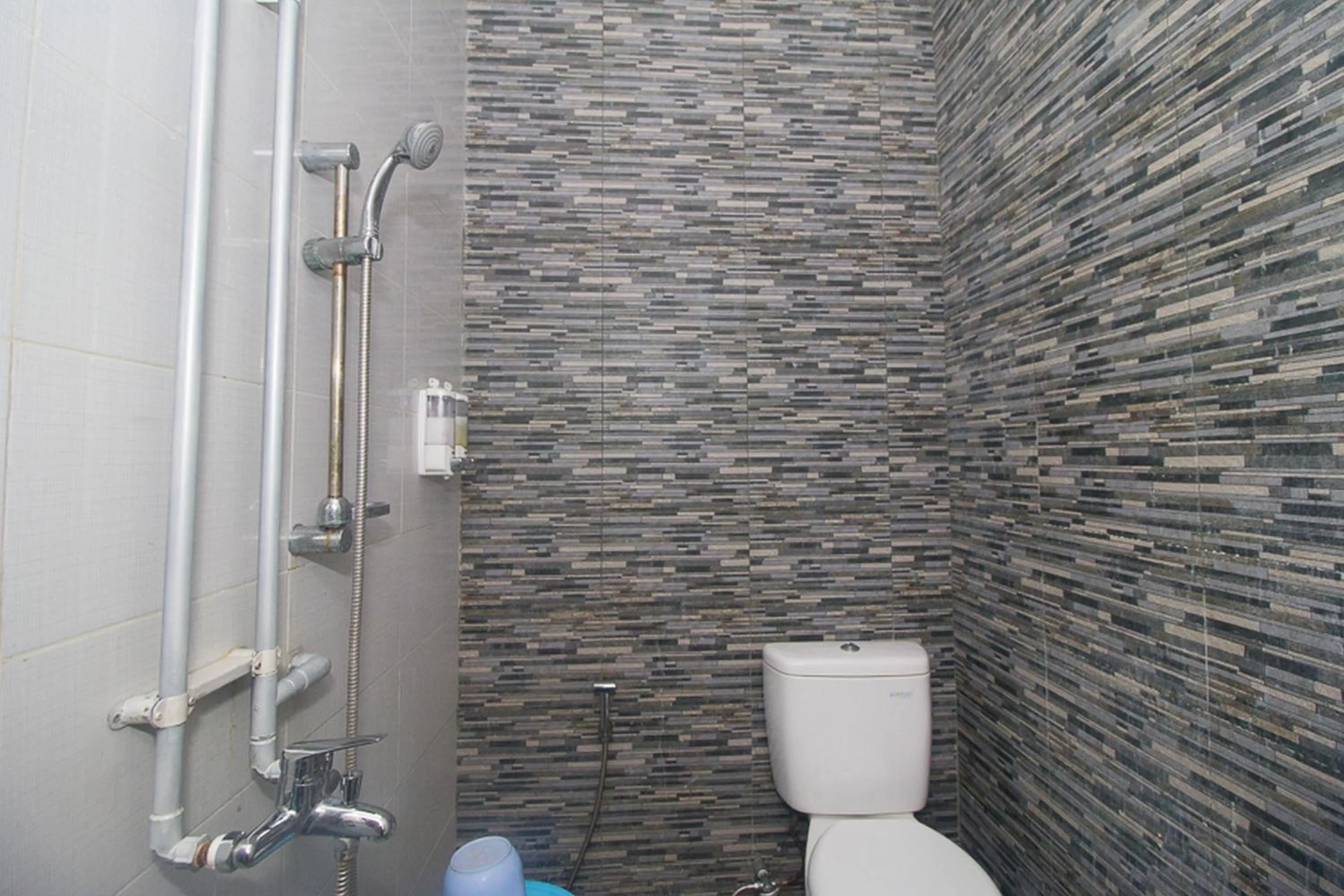 Bathroom in RedDoorz Plus Syariah near Alun Alun Sampang