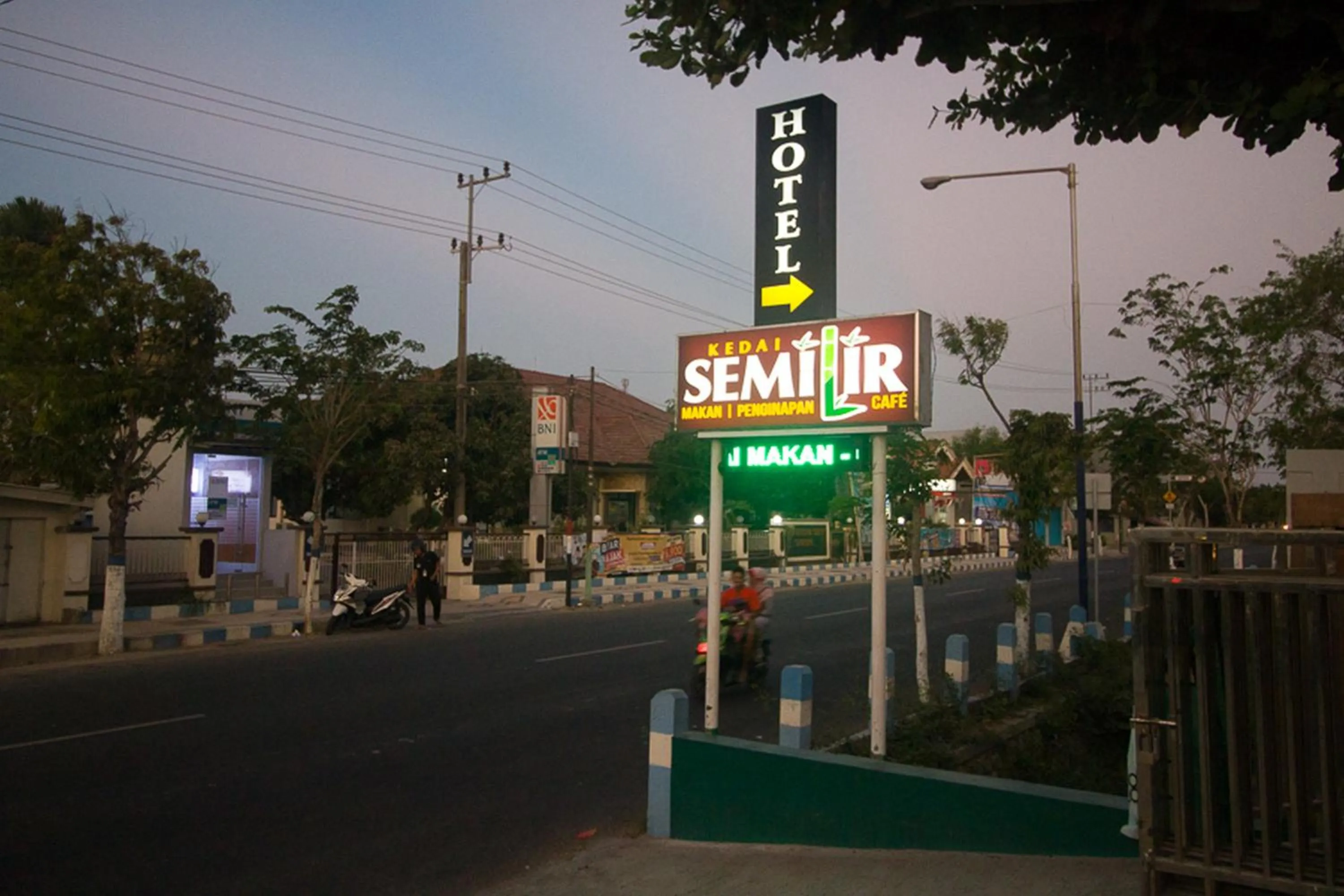 Property logo or sign in RedDoorz Plus Syariah near Alun Alun Sampang