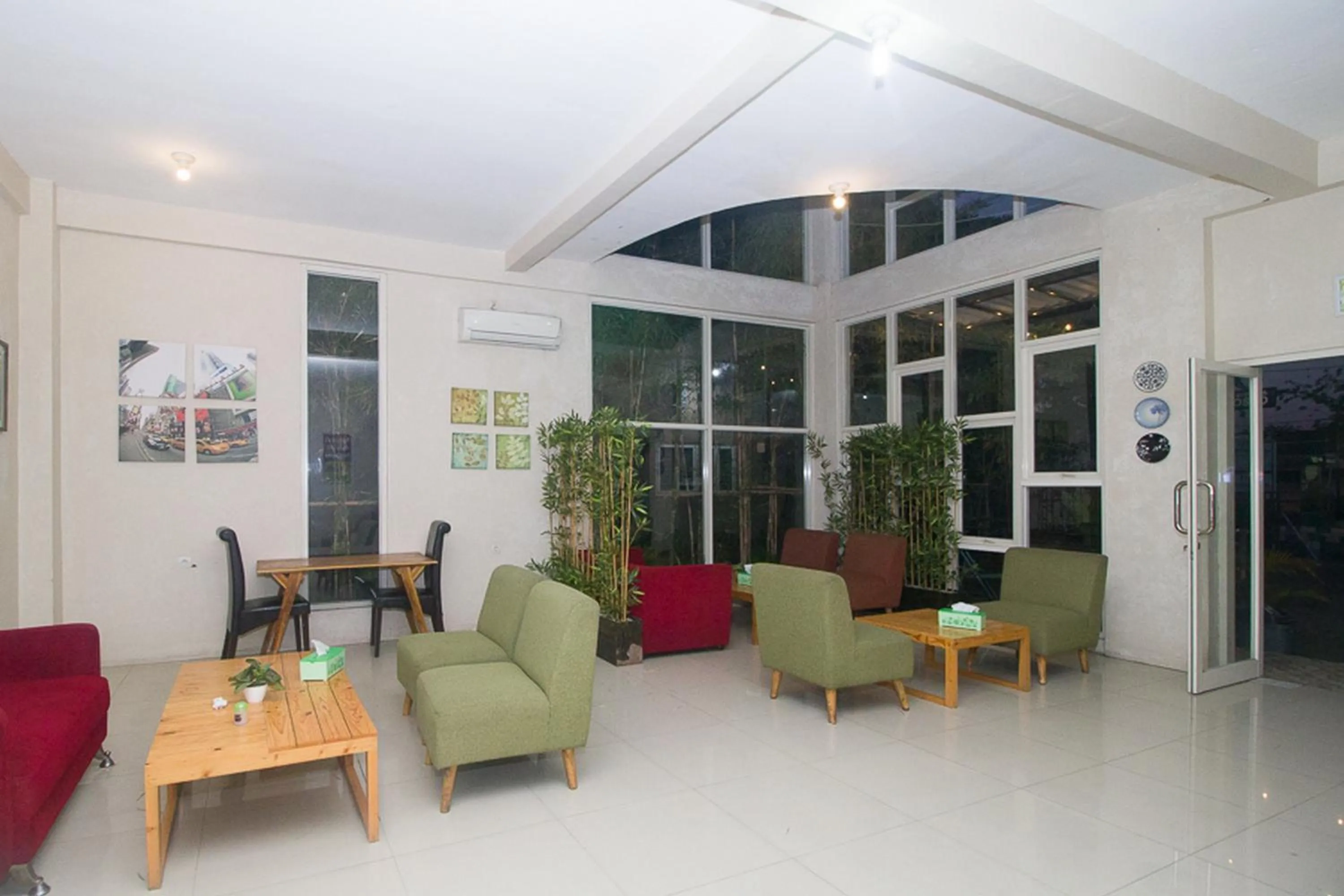 Lobby or reception in RedDoorz Plus Syariah near Alun Alun Sampang