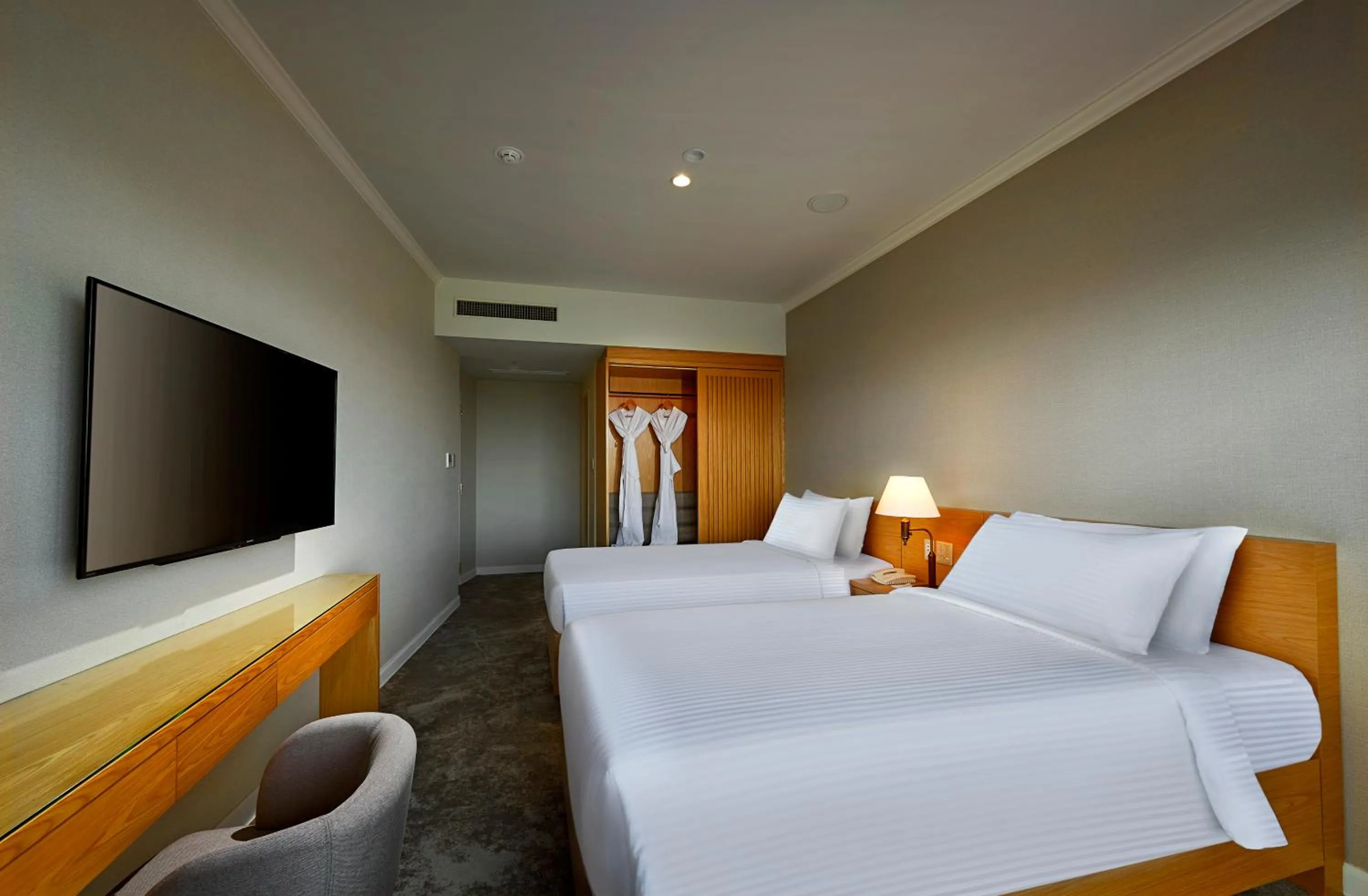 Bed in ANA Crowne Plaza Resort Okinawa Uruma Hills By IHG