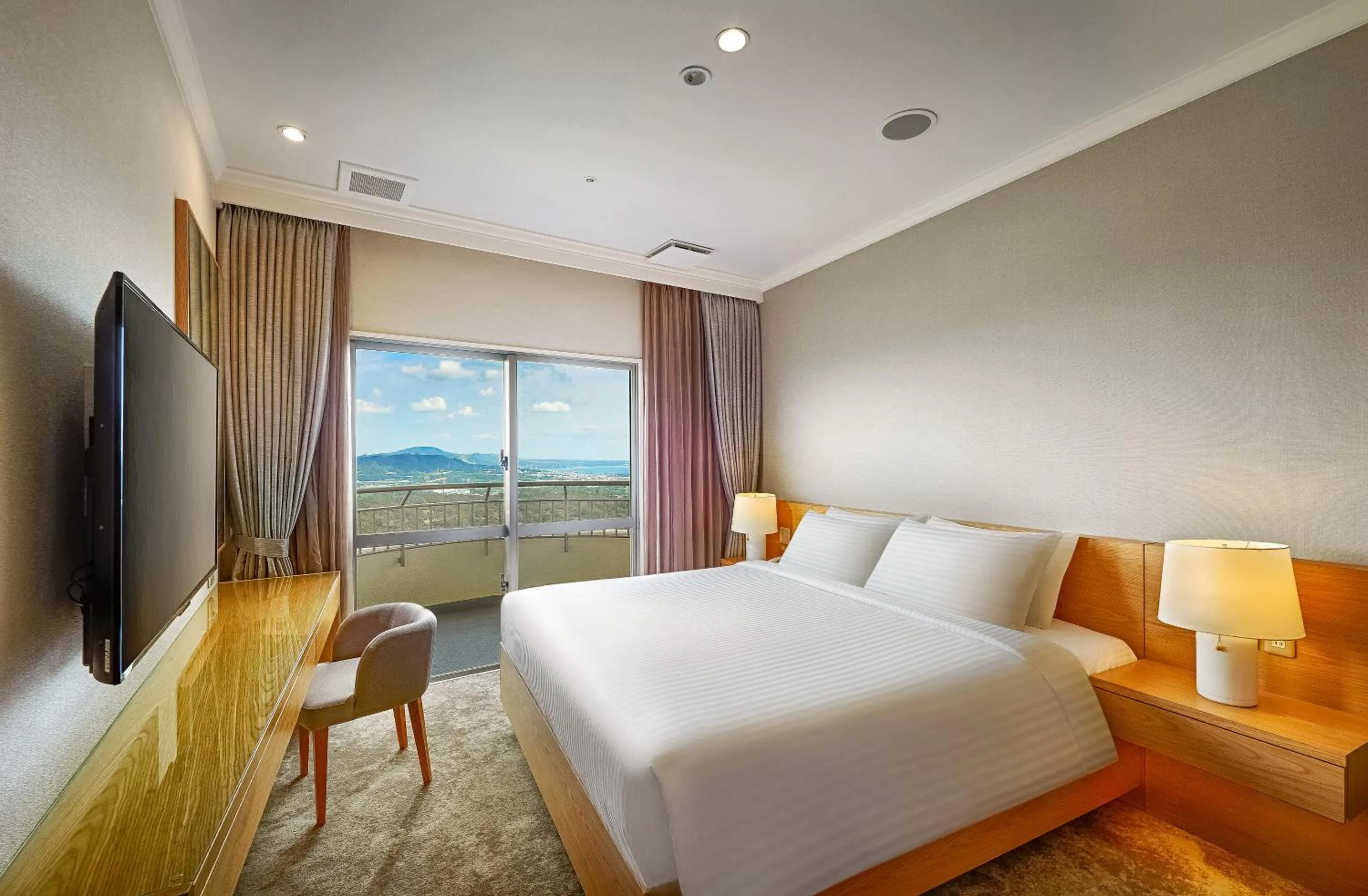 Bedroom, Bed in ANA Crowne Plaza Resort Okinawa Uruma Hills By IHG