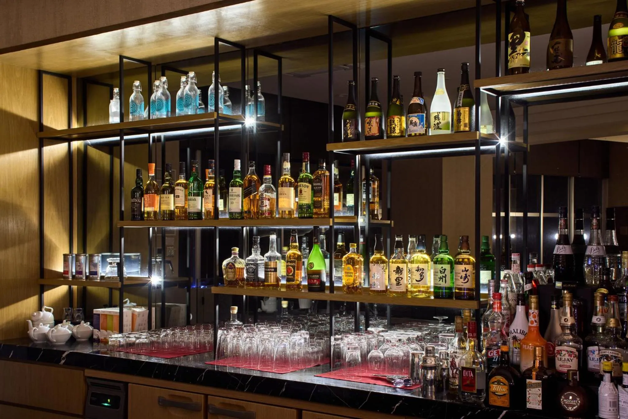 Lounge or bar in ANA Crowne Plaza Resort Okinawa Uruma Hills By IHG