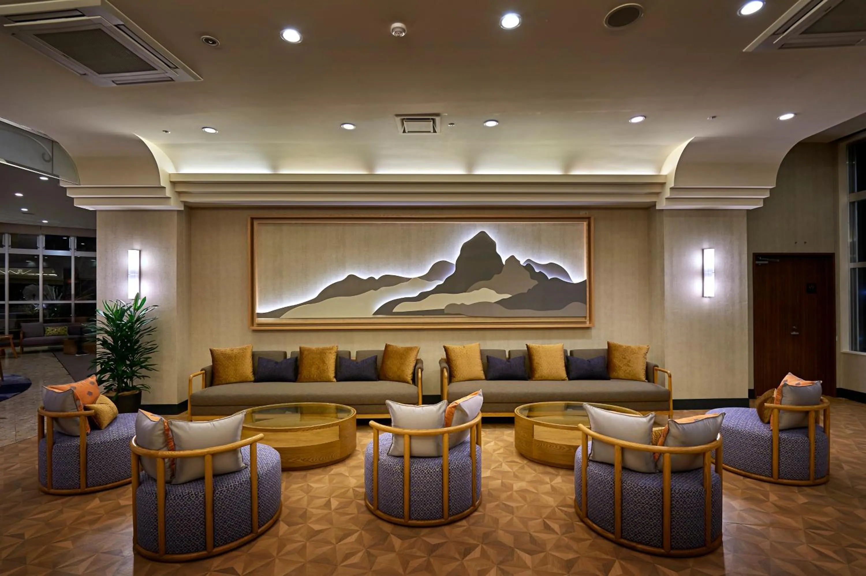 Lounge or bar in ANA Crowne Plaza Resort Okinawa Uruma Hills By IHG