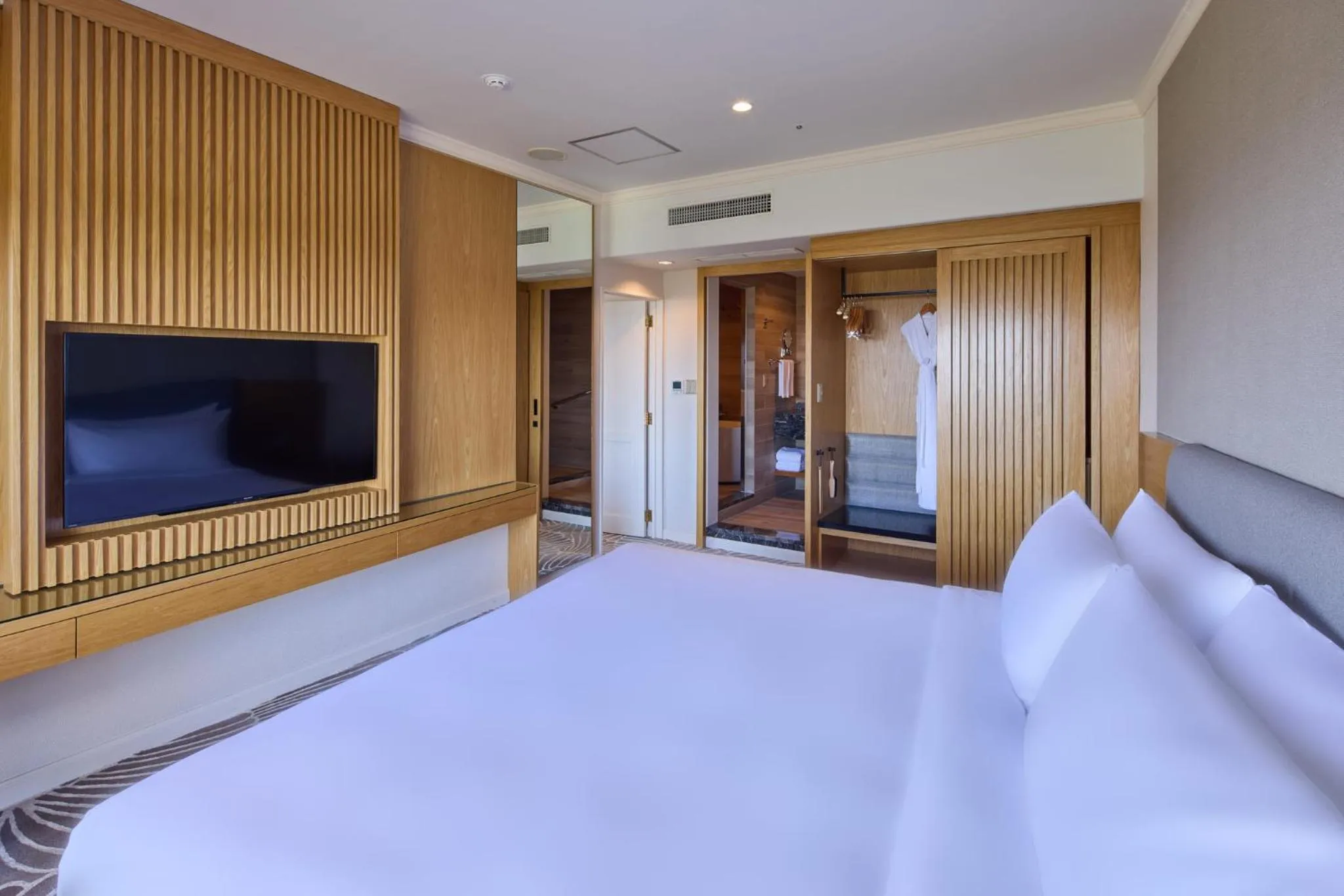 Photo of the whole room, Bed in ANA Crowne Plaza Resort Okinawa Uruma Hills By IHG