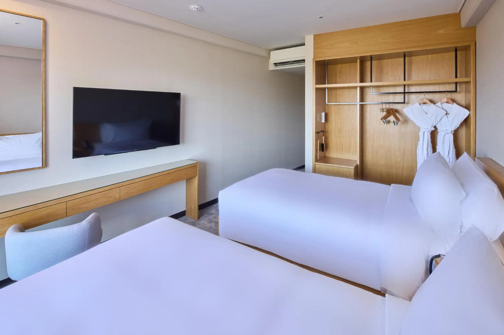 Photo of the whole room, Bed in ANA Crowne Plaza Resort Okinawa Uruma Hills By IHG