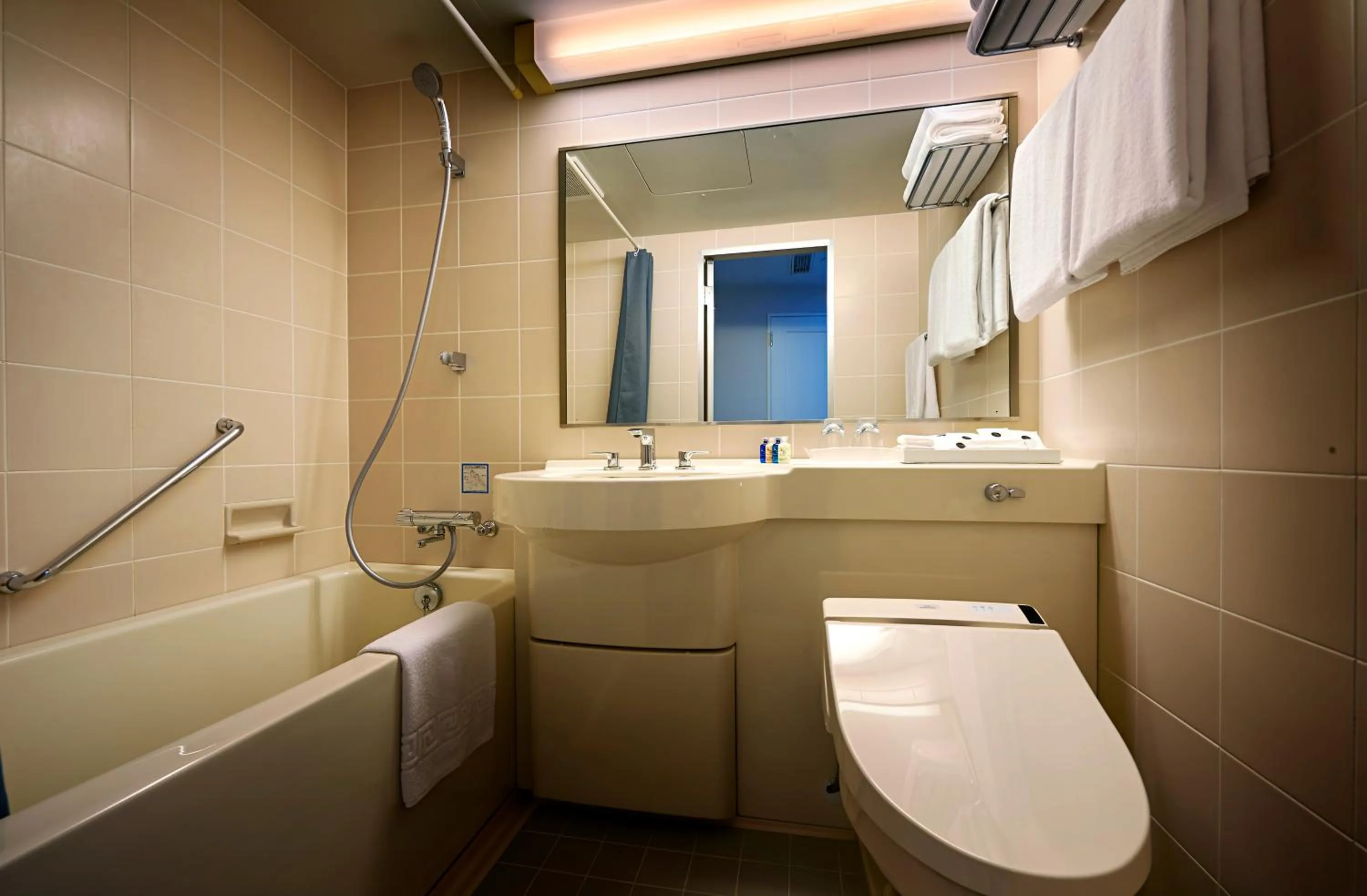 Shower in ANA Crowne Plaza Resort Okinawa Uruma Hills By IHG