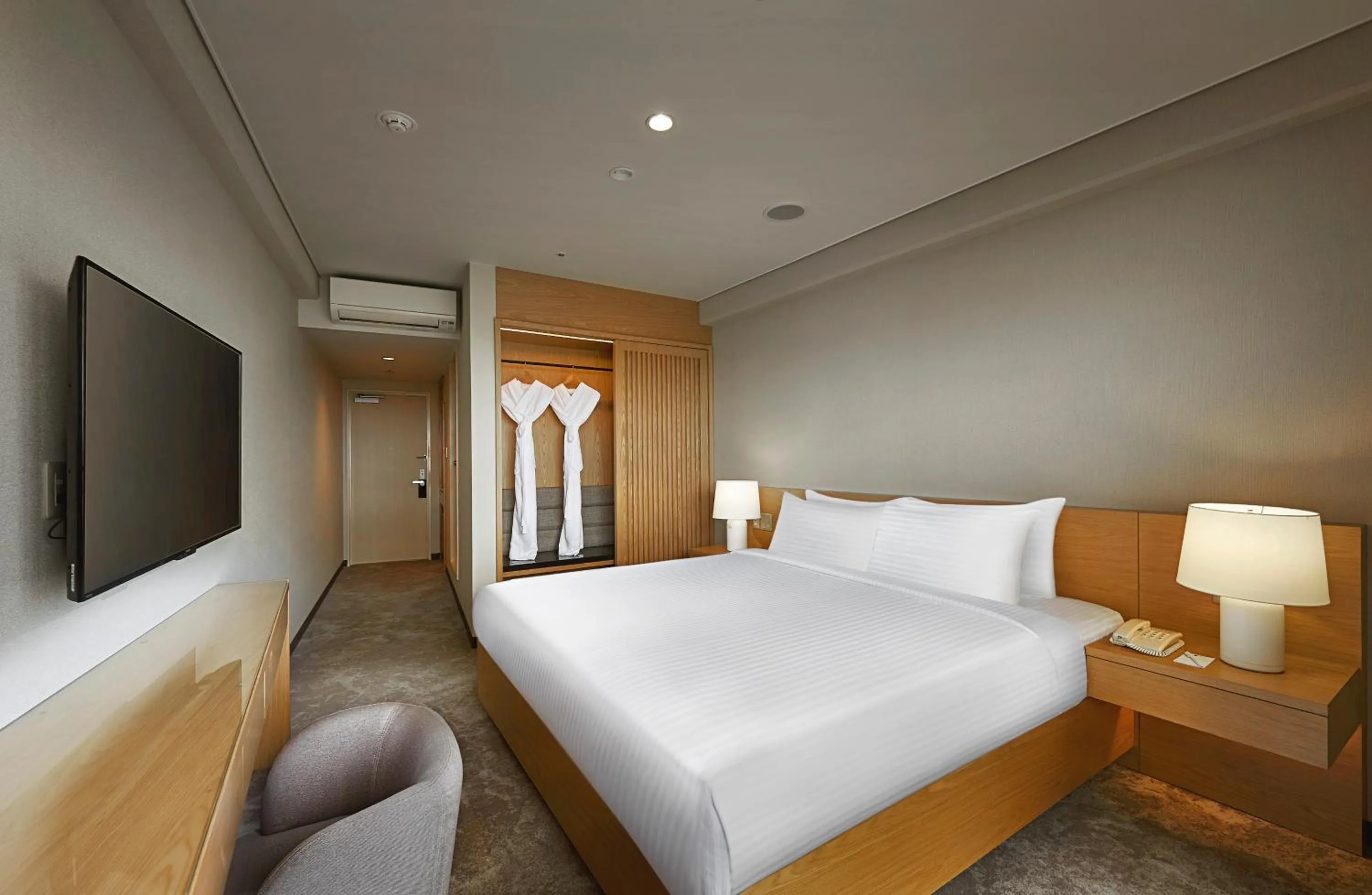 Bed in ANA Crowne Plaza Resort Okinawa Uruma Hills By IHG