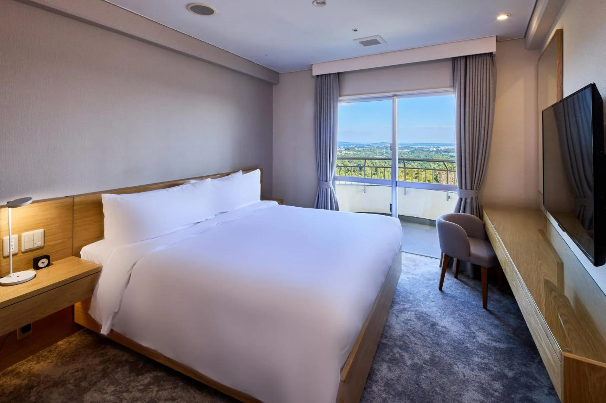 Photo of the whole room, Bed in ANA Crowne Plaza Resort Okinawa Uruma Hills By IHG