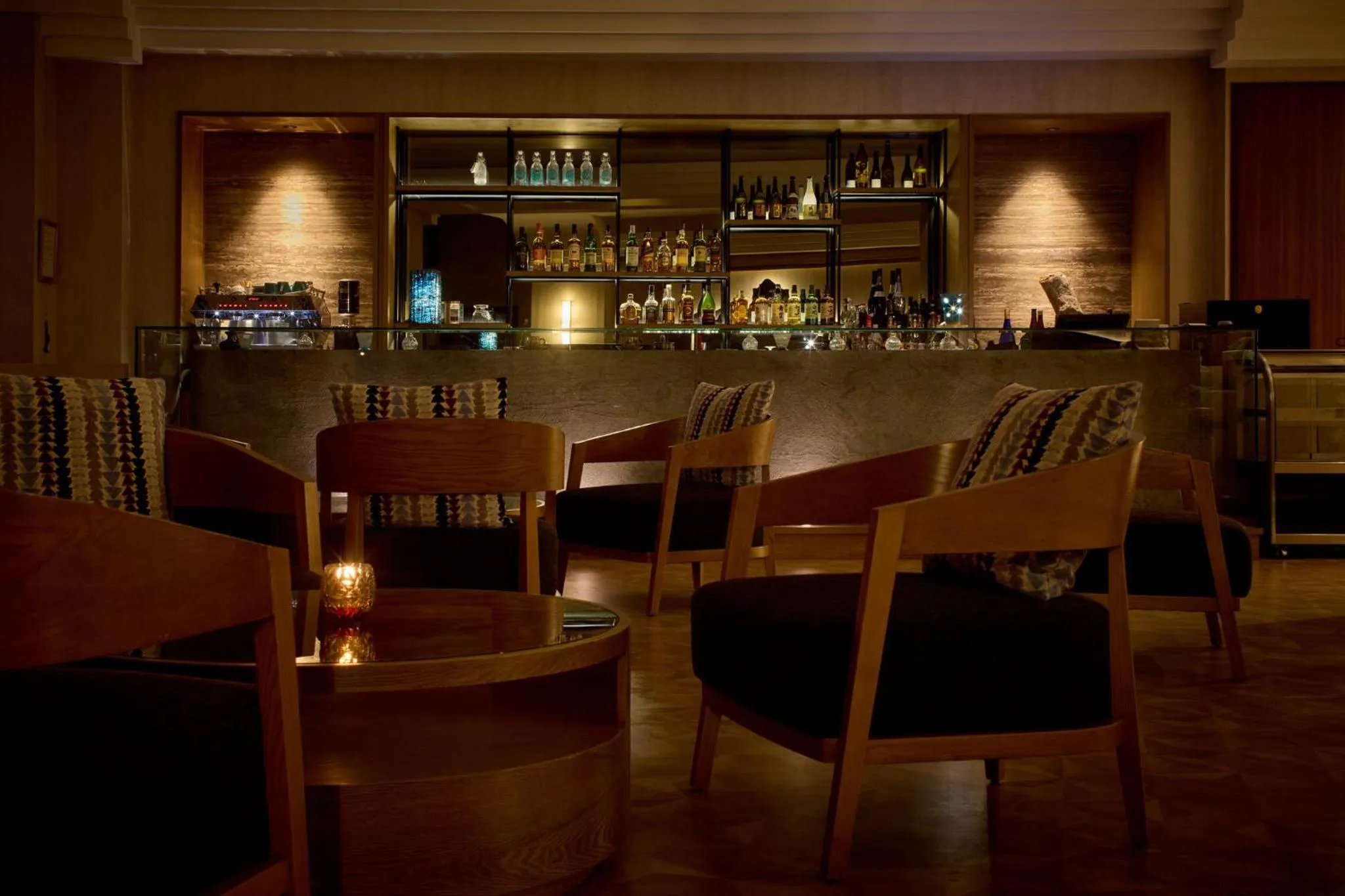 Lounge or bar in ANA Crowne Plaza Resort Okinawa Uruma Hills By IHG
