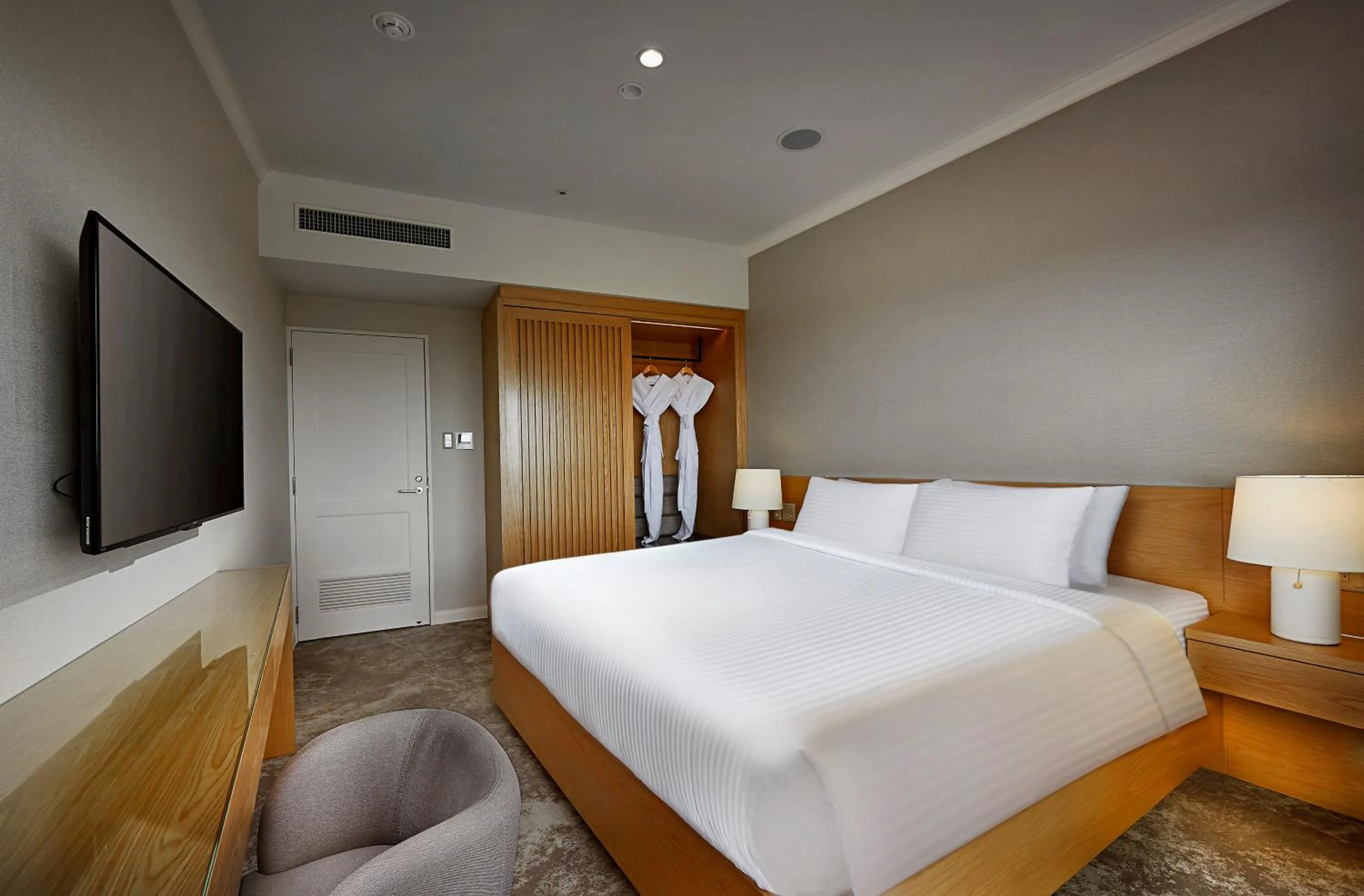 Bed in ANA Crowne Plaza Resort Okinawa Uruma Hills By IHG