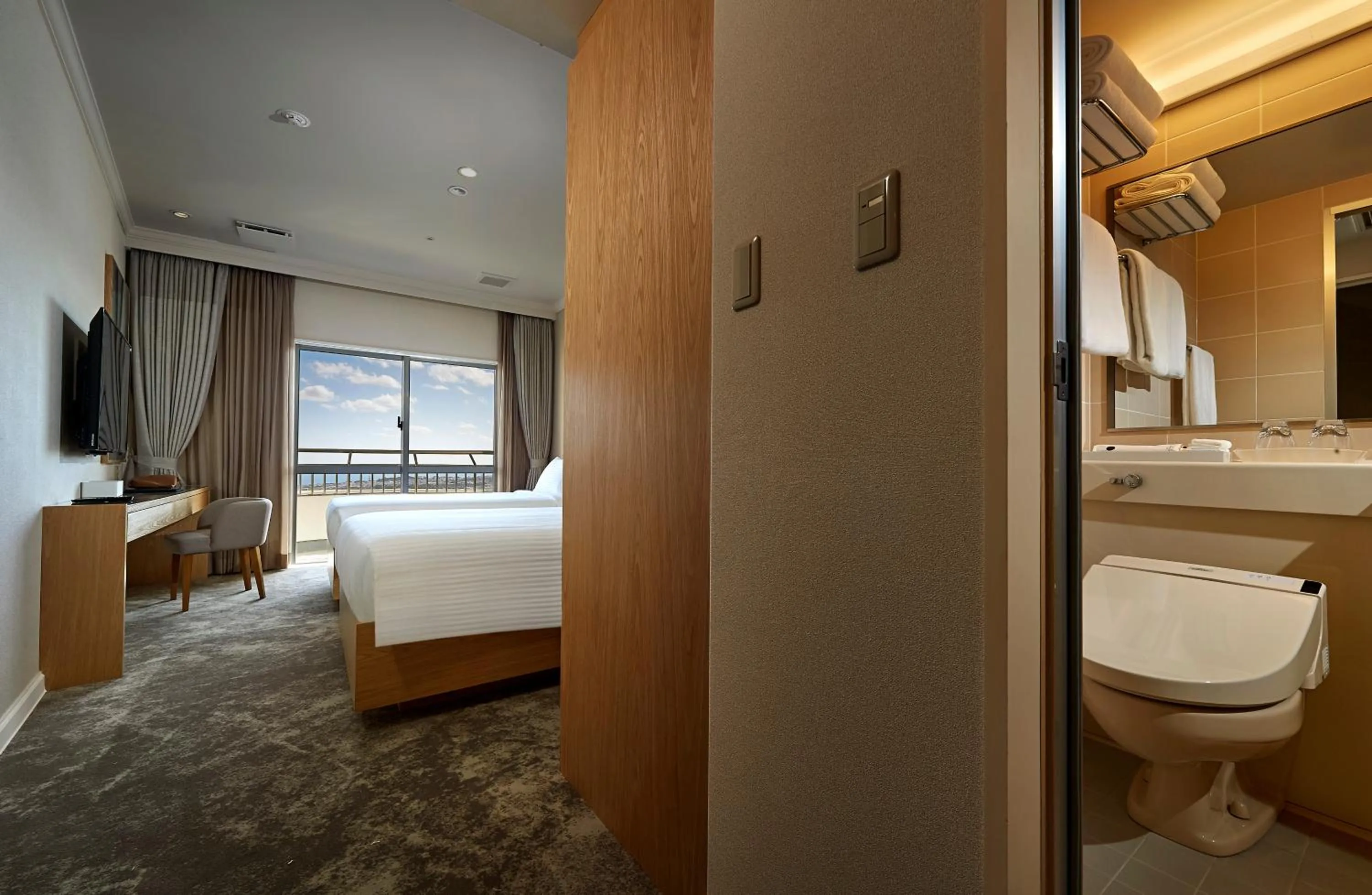 Toilet, Bed in ANA Crowne Plaza Resort Okinawa Uruma Hills By IHG