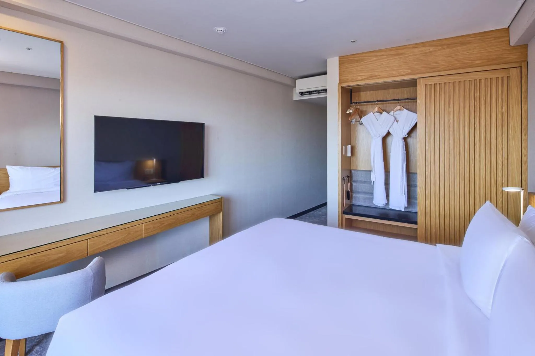 Photo of the whole room, Bed in ANA Crowne Plaza Resort Okinawa Uruma Hills By IHG