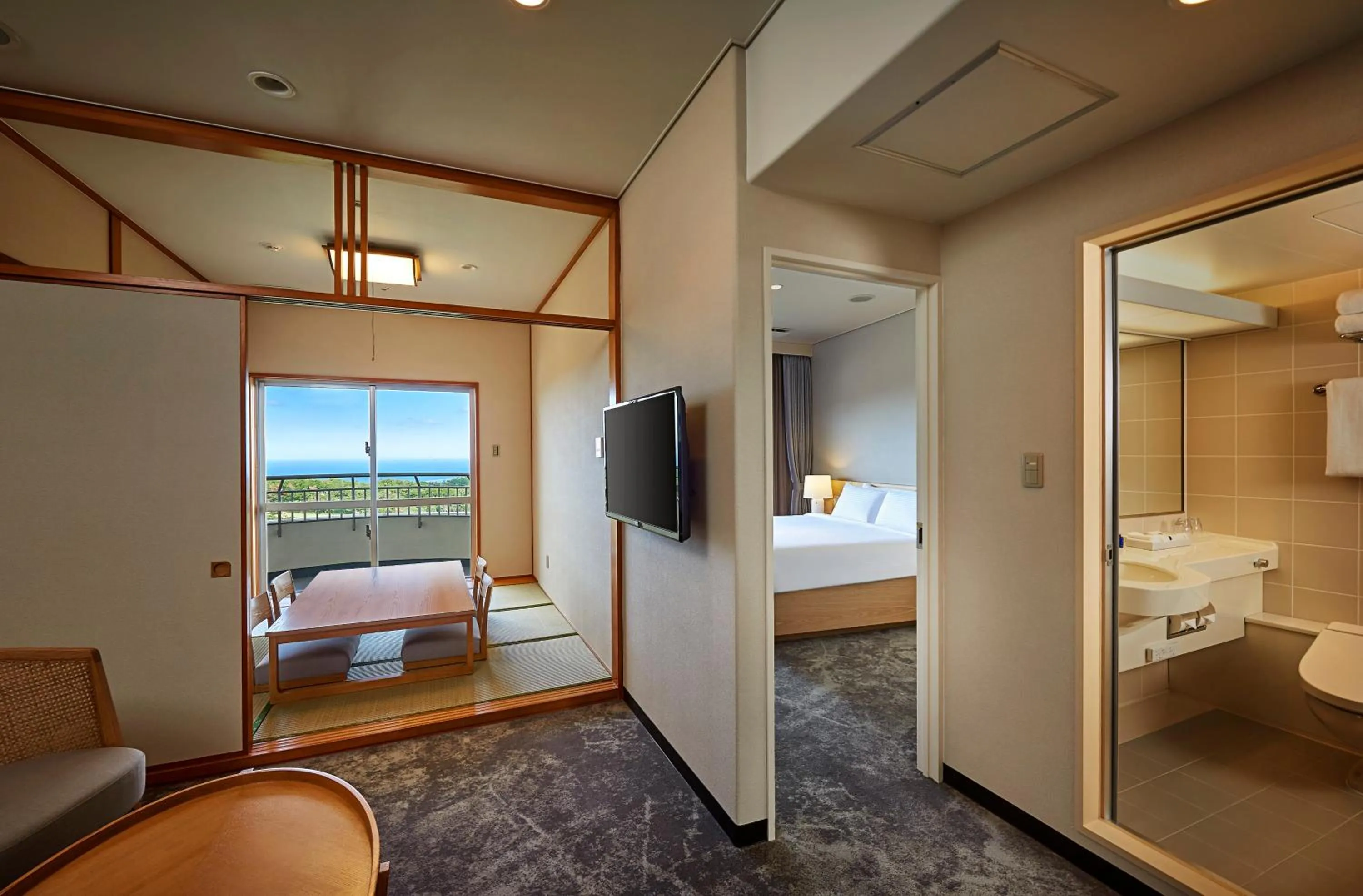 Toilet, Bed in ANA Crowne Plaza Resort Okinawa Uruma Hills By IHG