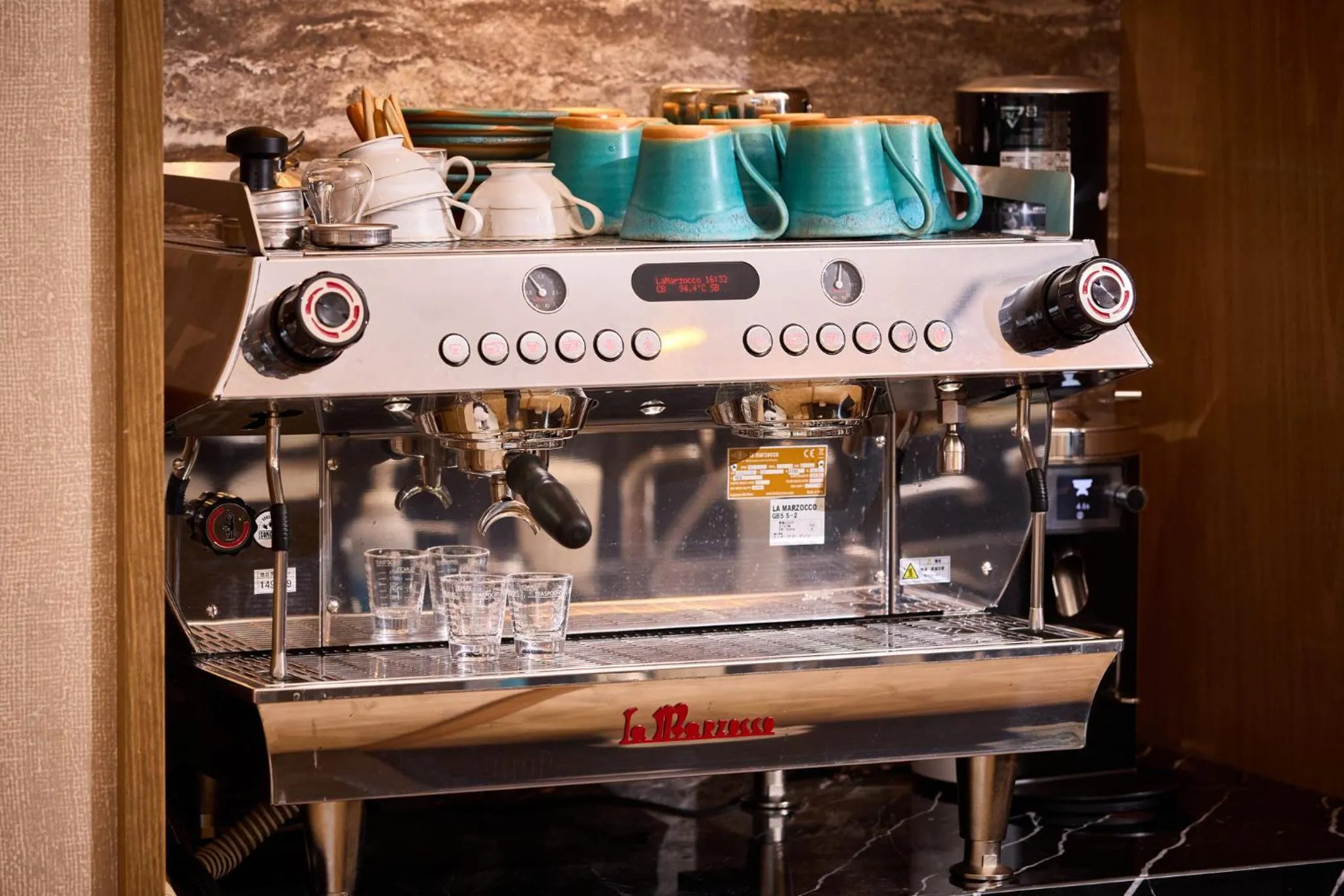 Lounge or bar in ANA Crowne Plaza Resort Okinawa Uruma Hills By IHG