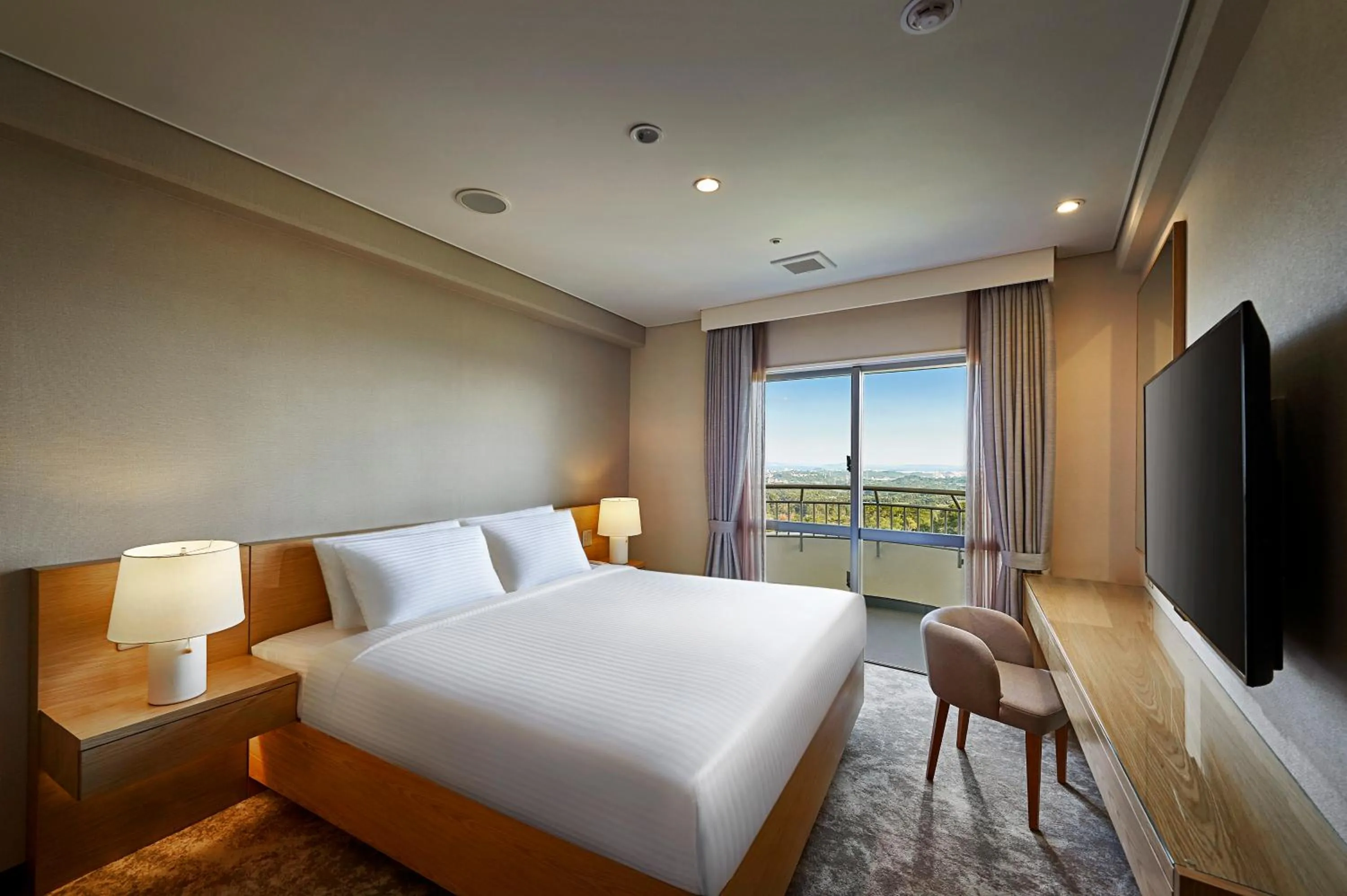 Superior King Room in ANA Crowne Plaza Resort Okinawa Uruma Hills By IHG