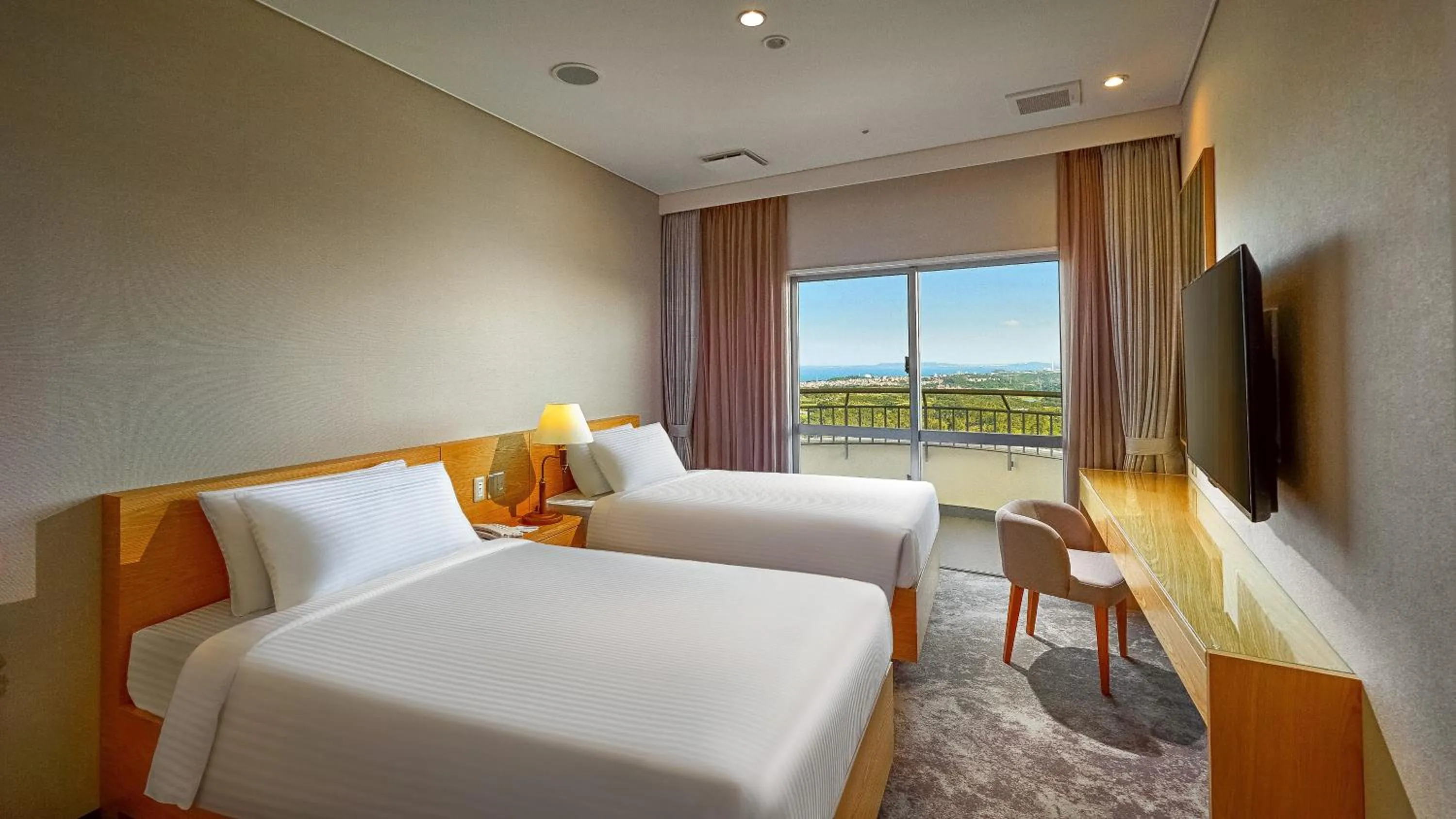 Bedroom, Bed in ANA Crowne Plaza Resort Okinawa Uruma Hills By IHG