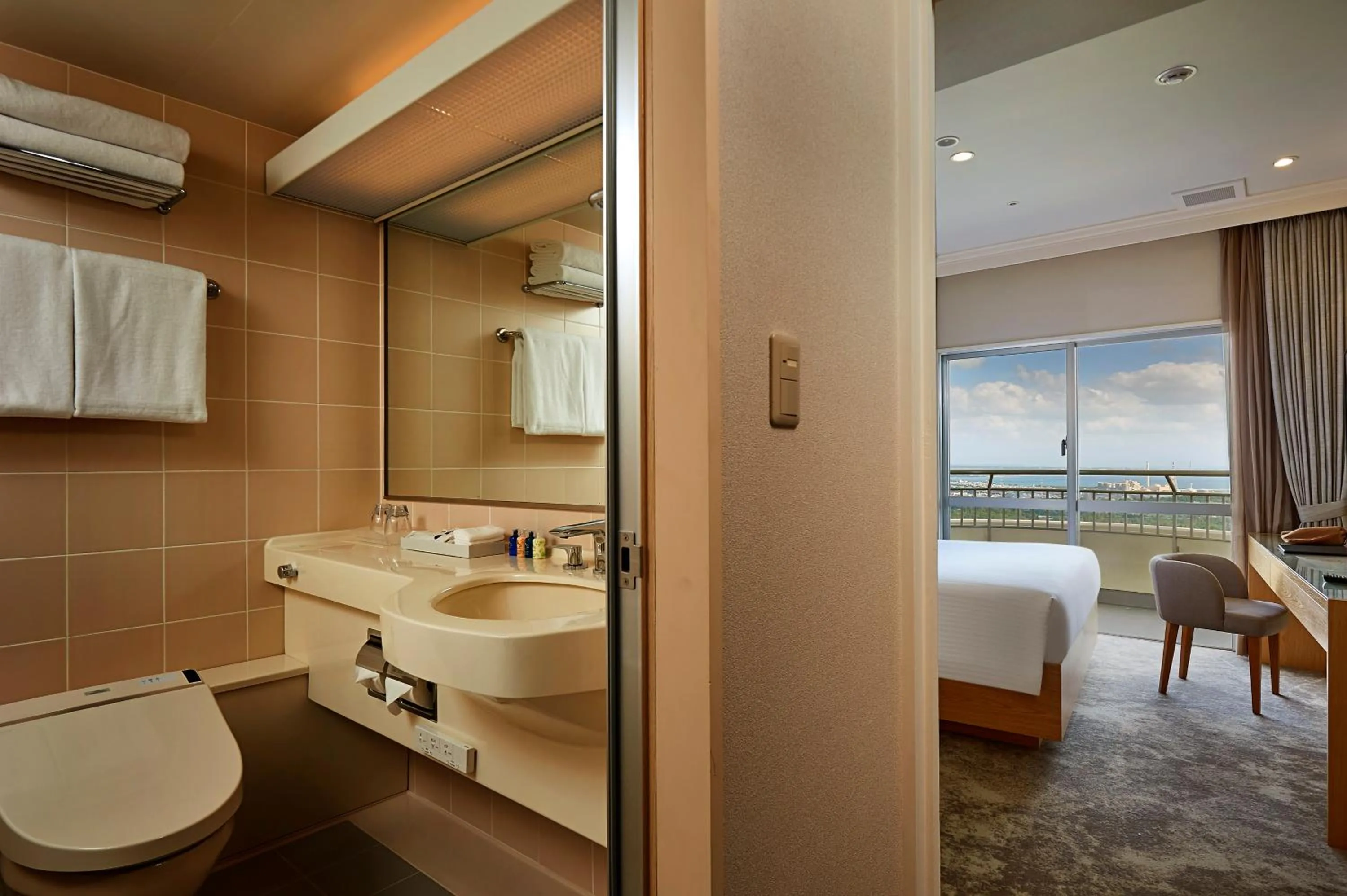 Toilet, Bed in ANA Crowne Plaza Resort Okinawa Uruma Hills By IHG