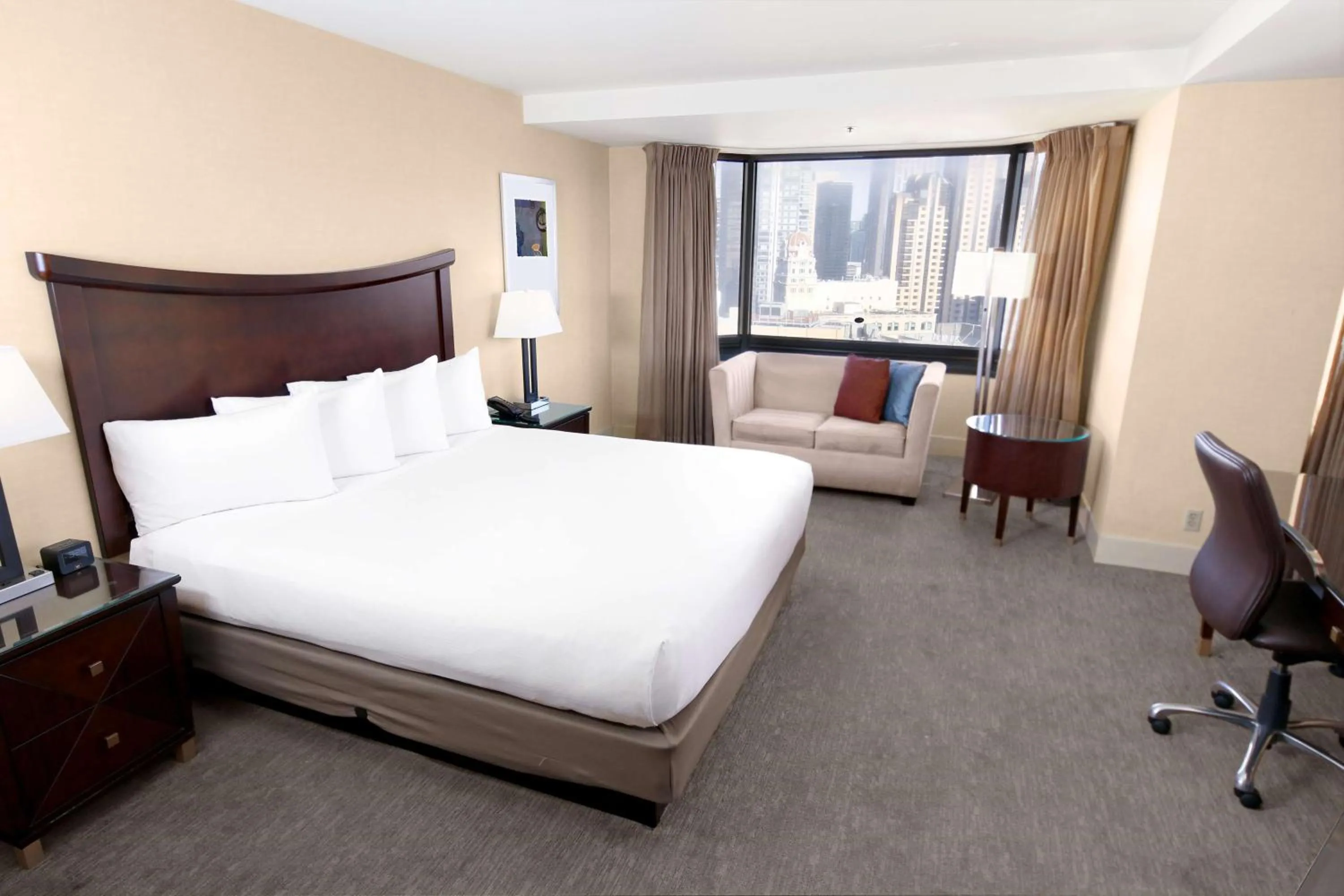 Living room, Bed in Hilton Parc 55 San Francisco Union Square