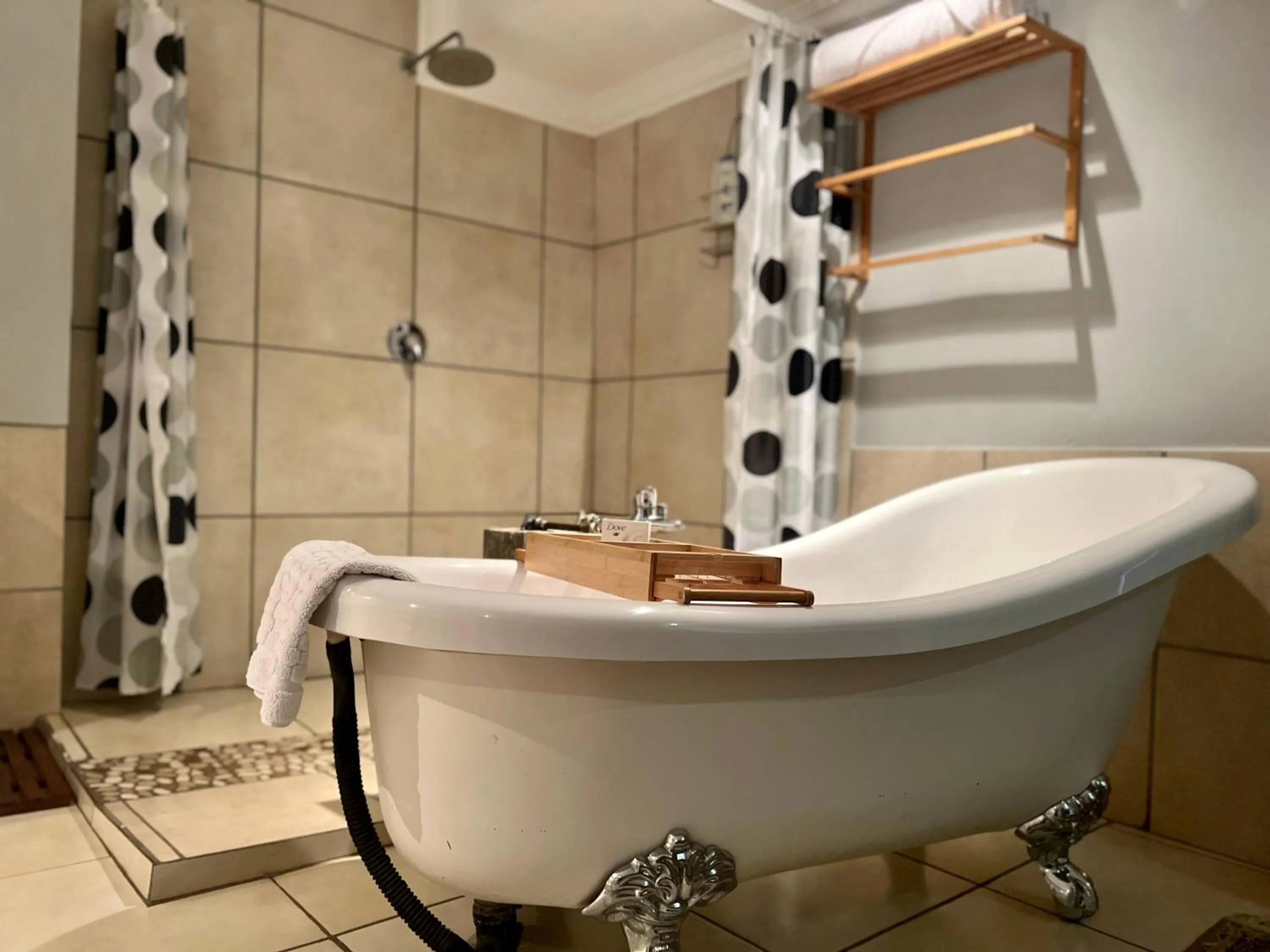 Bath in Silken Trap Guest House NO LOADSHEDDING