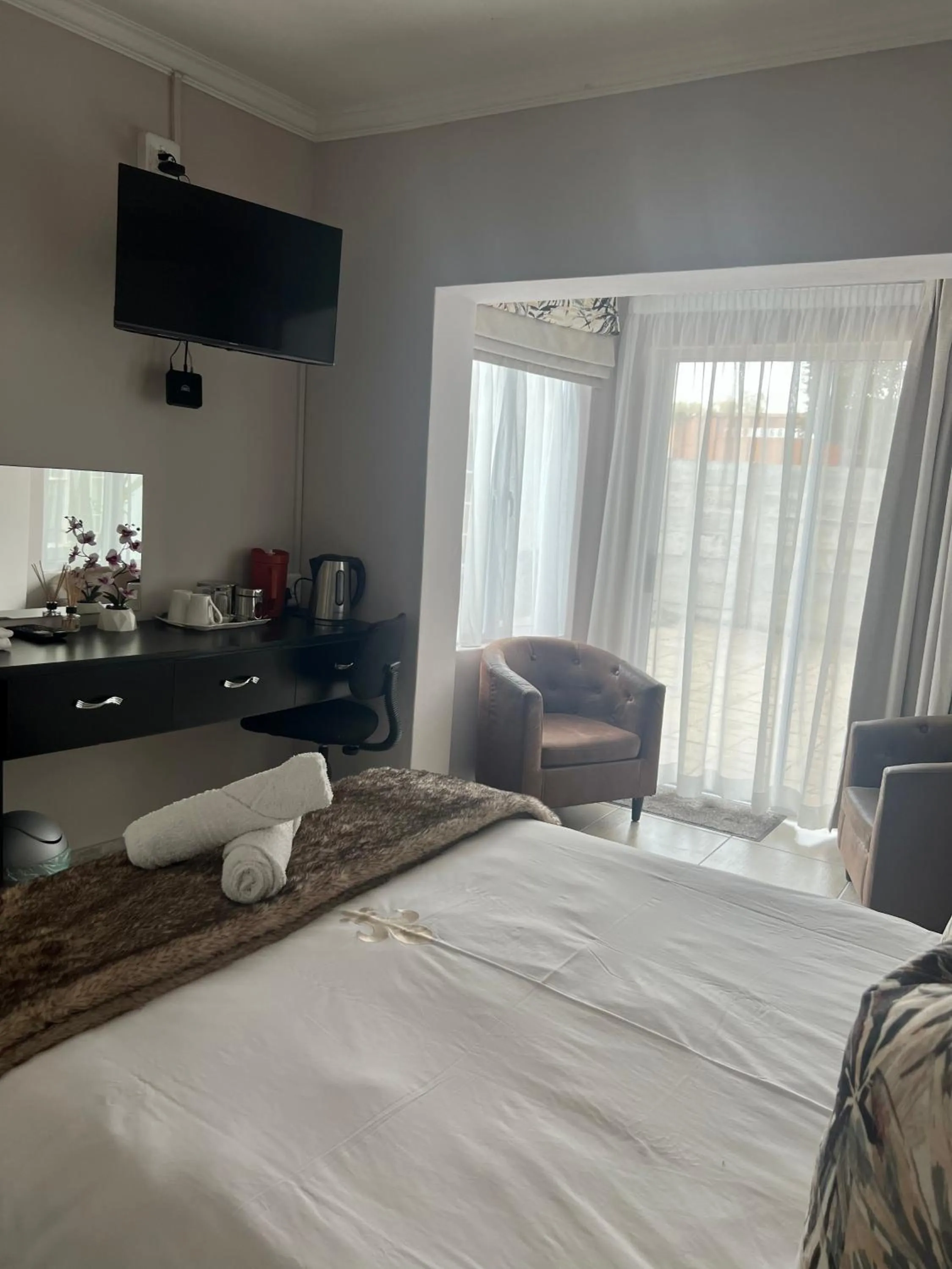 TV and multimedia, Bed in Silken Trap Guest House NO LOADSHEDDING