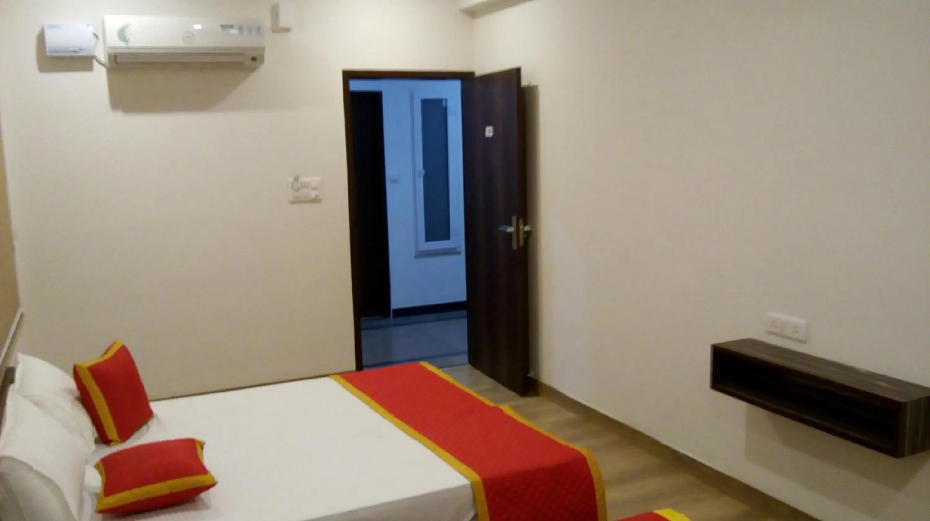 Bed in Gulabi Bagh Resort