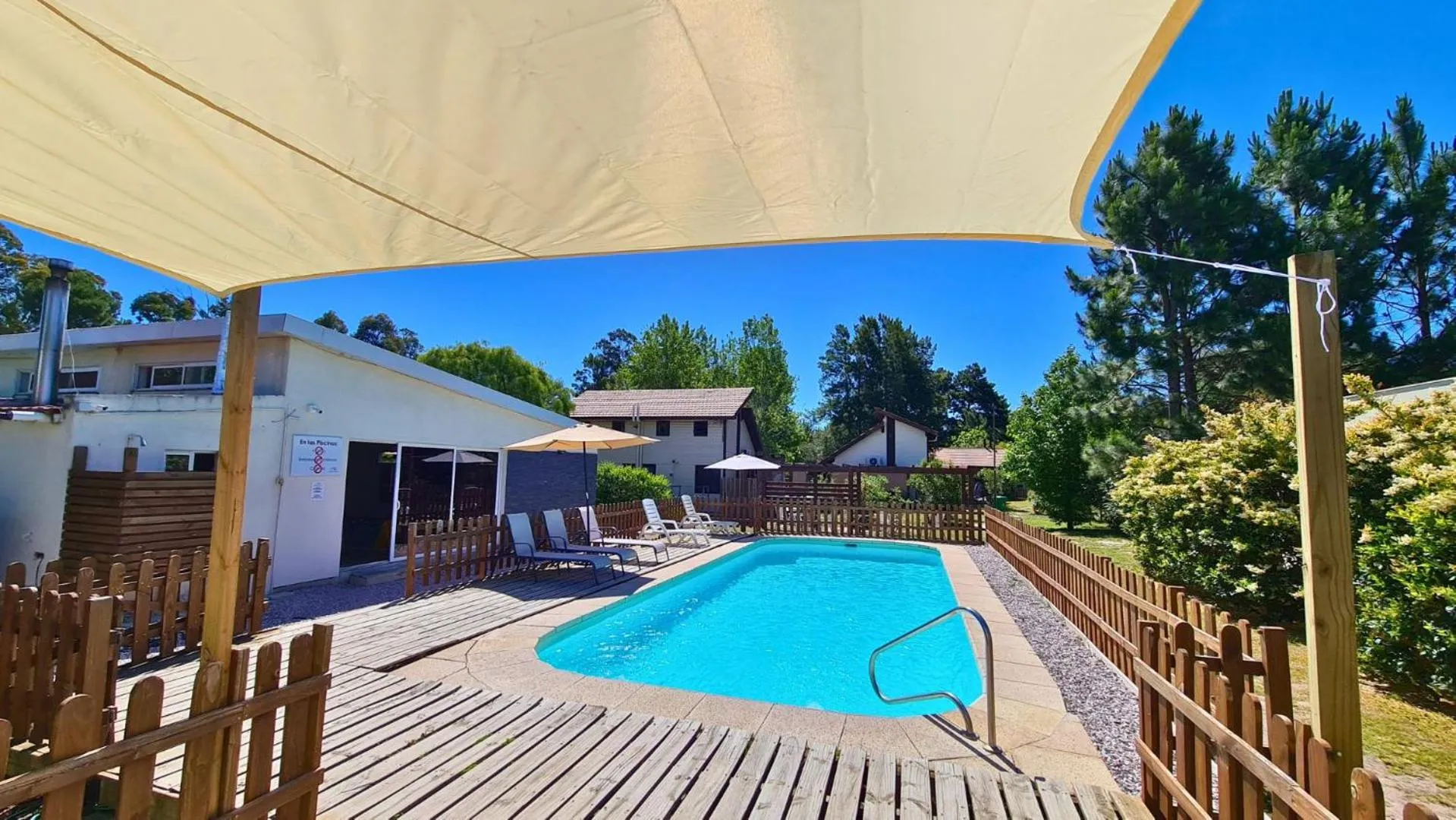 Swimming pool in Complejo Cabañas Piriápolis