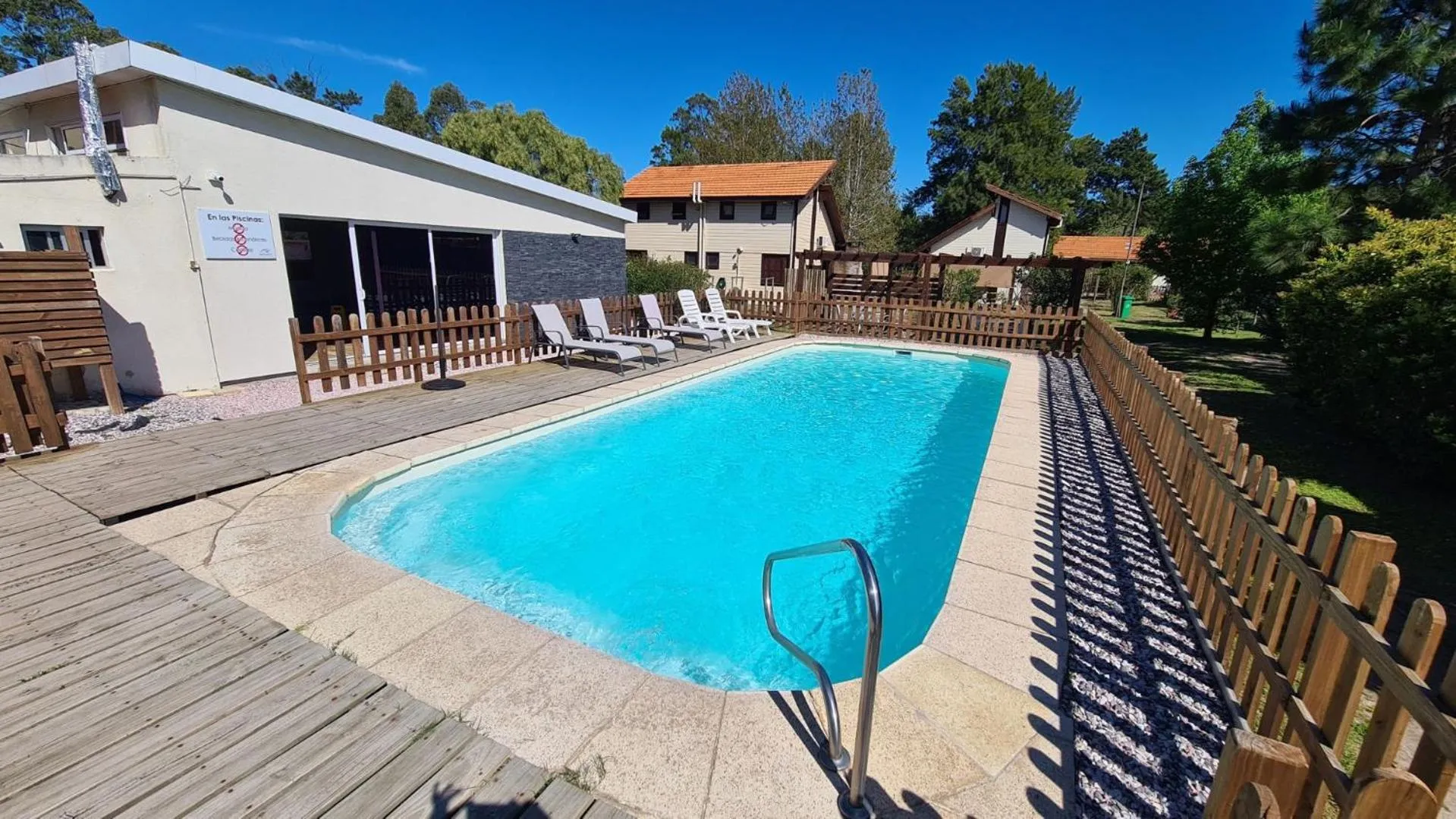 Swimming pool in Complejo Cabañas Piriápolis