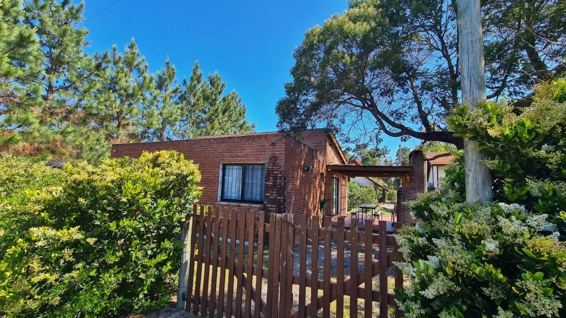 Garden view in Complejo Cabañas Piriápolis