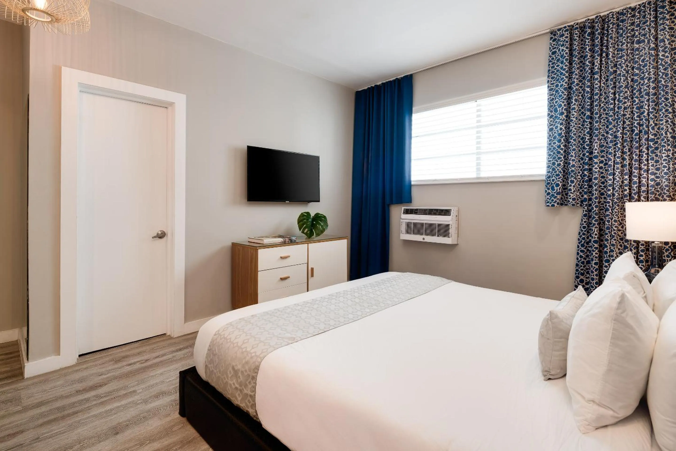 Bed in Catalina Hotel & Beach Club