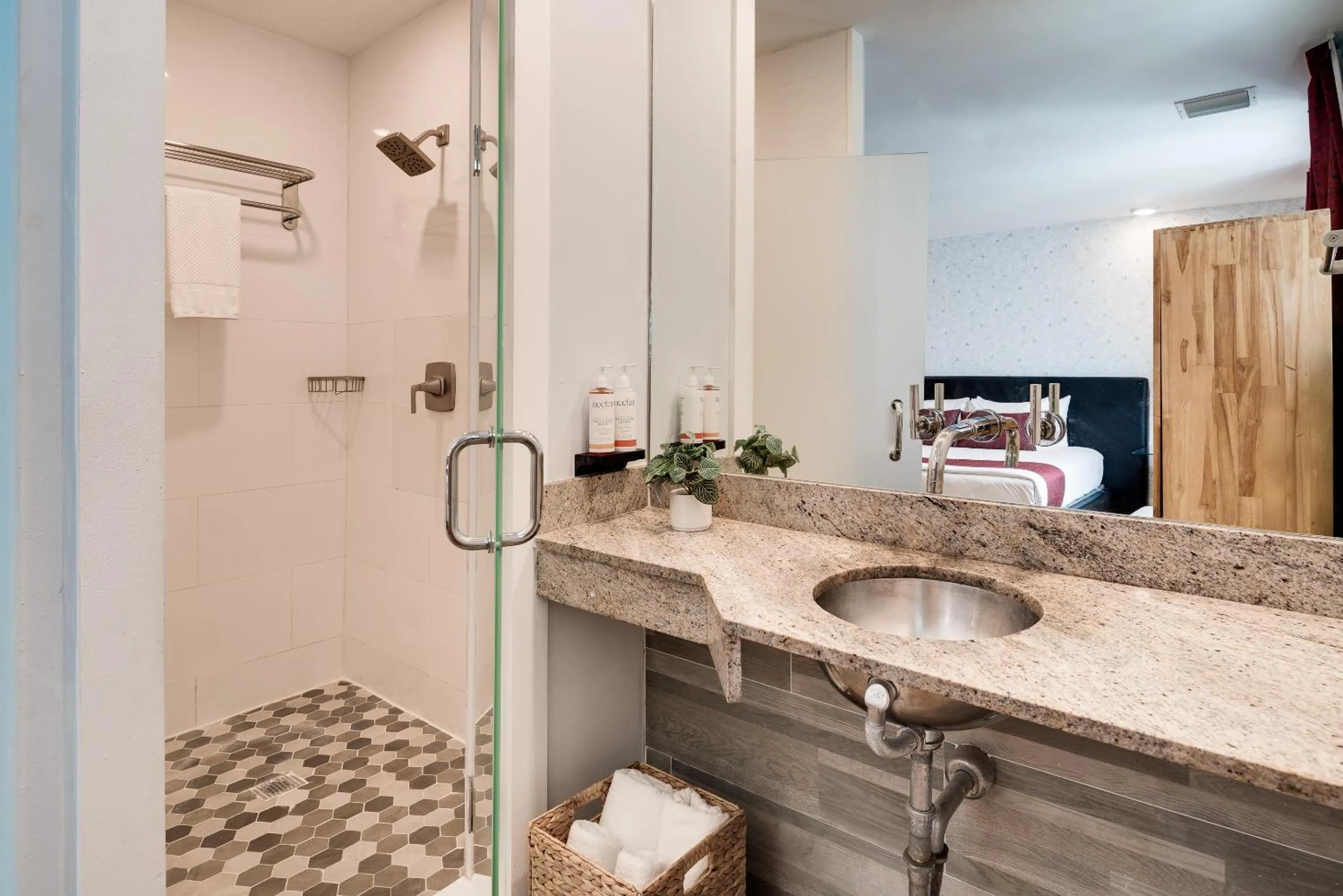 Shower in Catalina Hotel & Beach Club