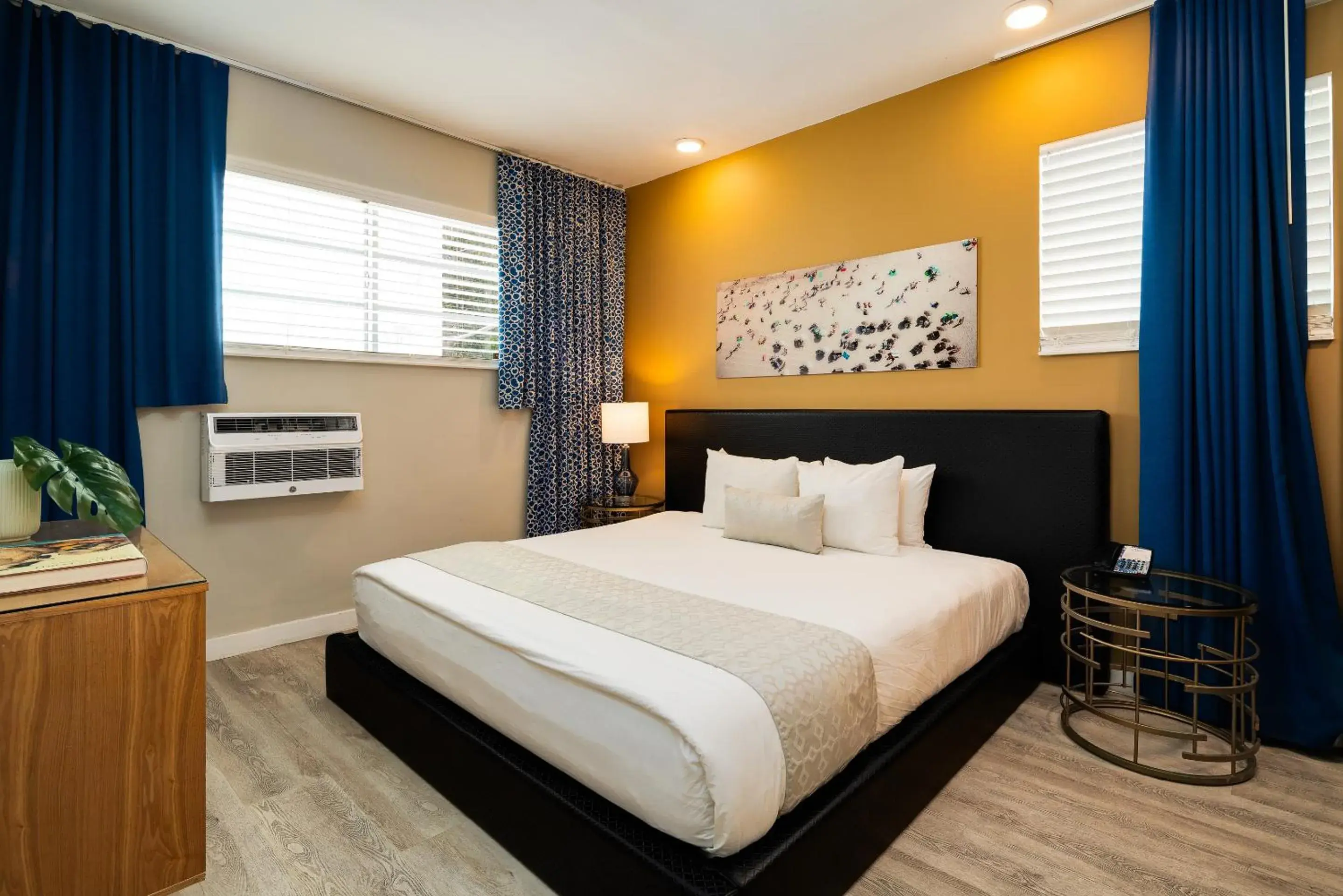 King Bedroom in Catalina Hotel & Beach Club King Bedroom in Catalina Hotel & Beach Club