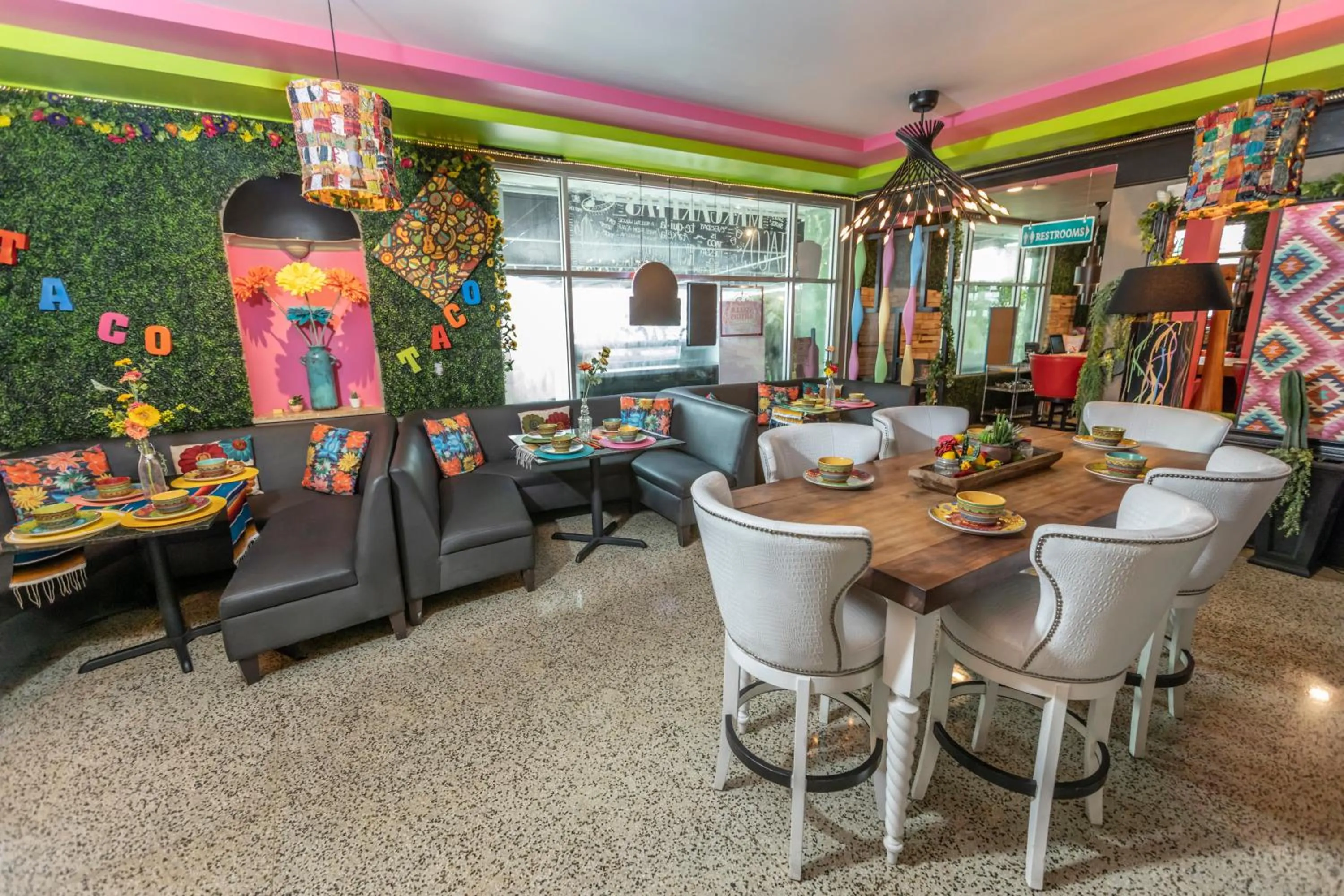 Restaurant/places to eat in Catalina Hotel & Beach Club