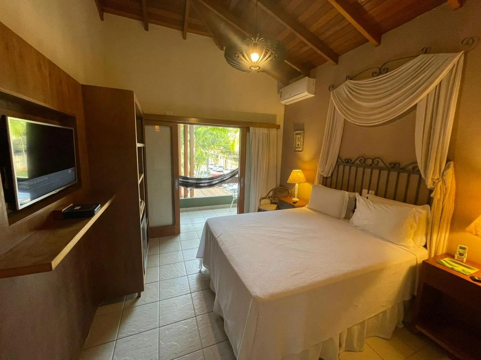 Bedroom, Bed in Hiu Hotel