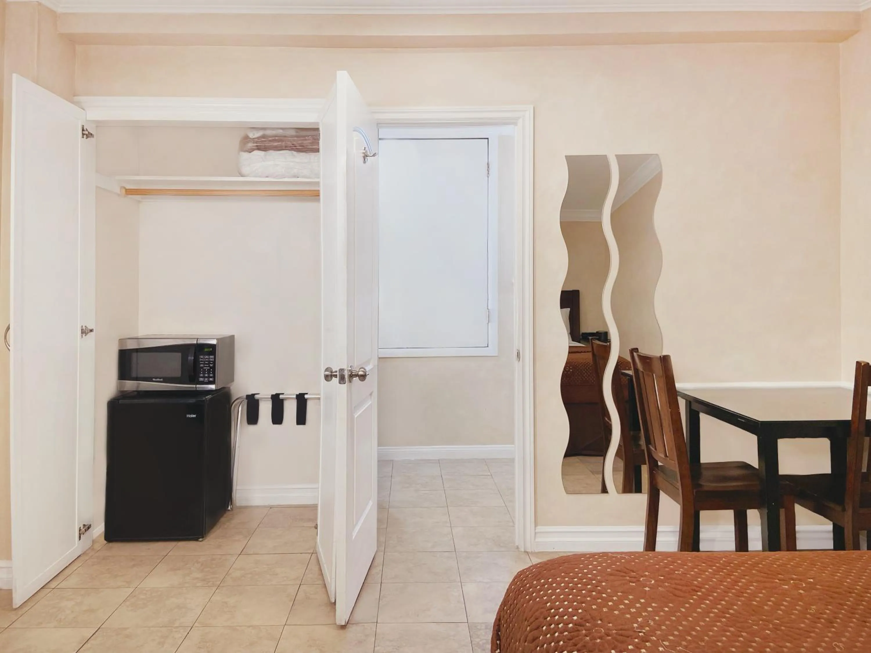 Seating area in Nite Inn at Universal City - Walking Distance to Universal Studios Hollywood