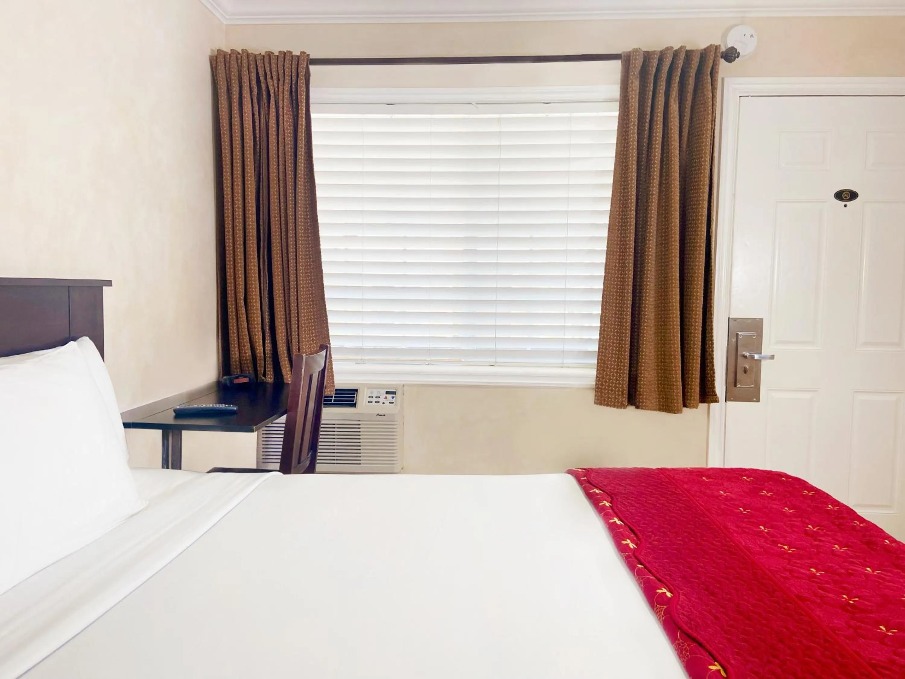 Bed in Nite Inn at Universal City - Walking Distance to Universal Studios Hollywood