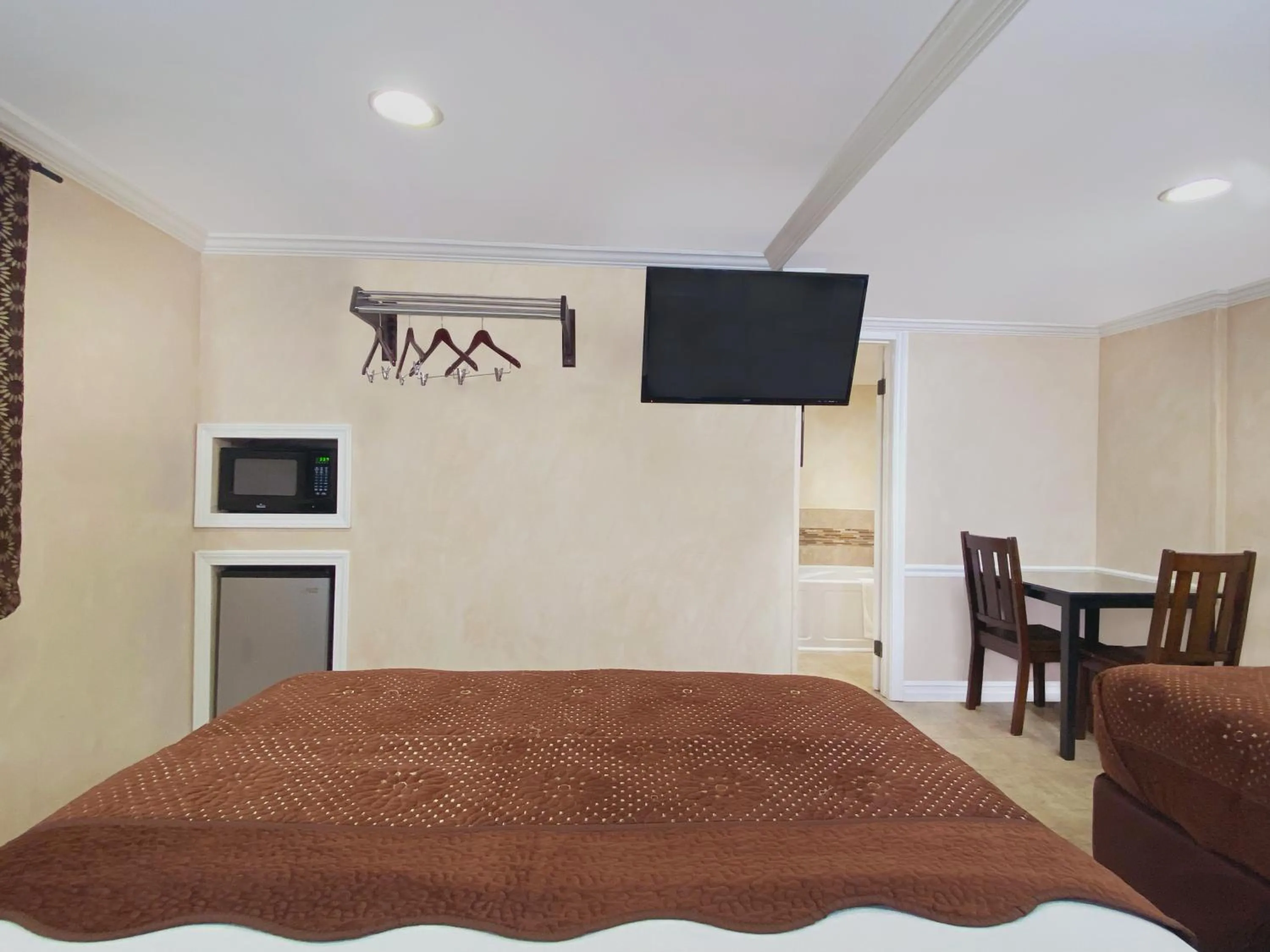 Bed in Nite Inn at Universal City - Walking Distance to Universal Studios Hollywood