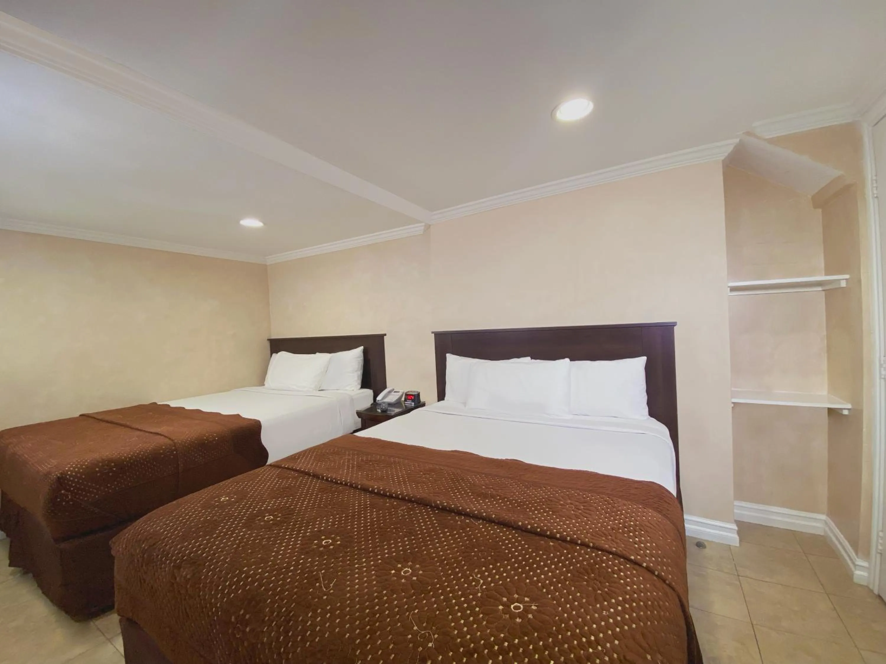 Bed in Nite Inn at Universal City - Walking Distance to Universal Studios Hollywood