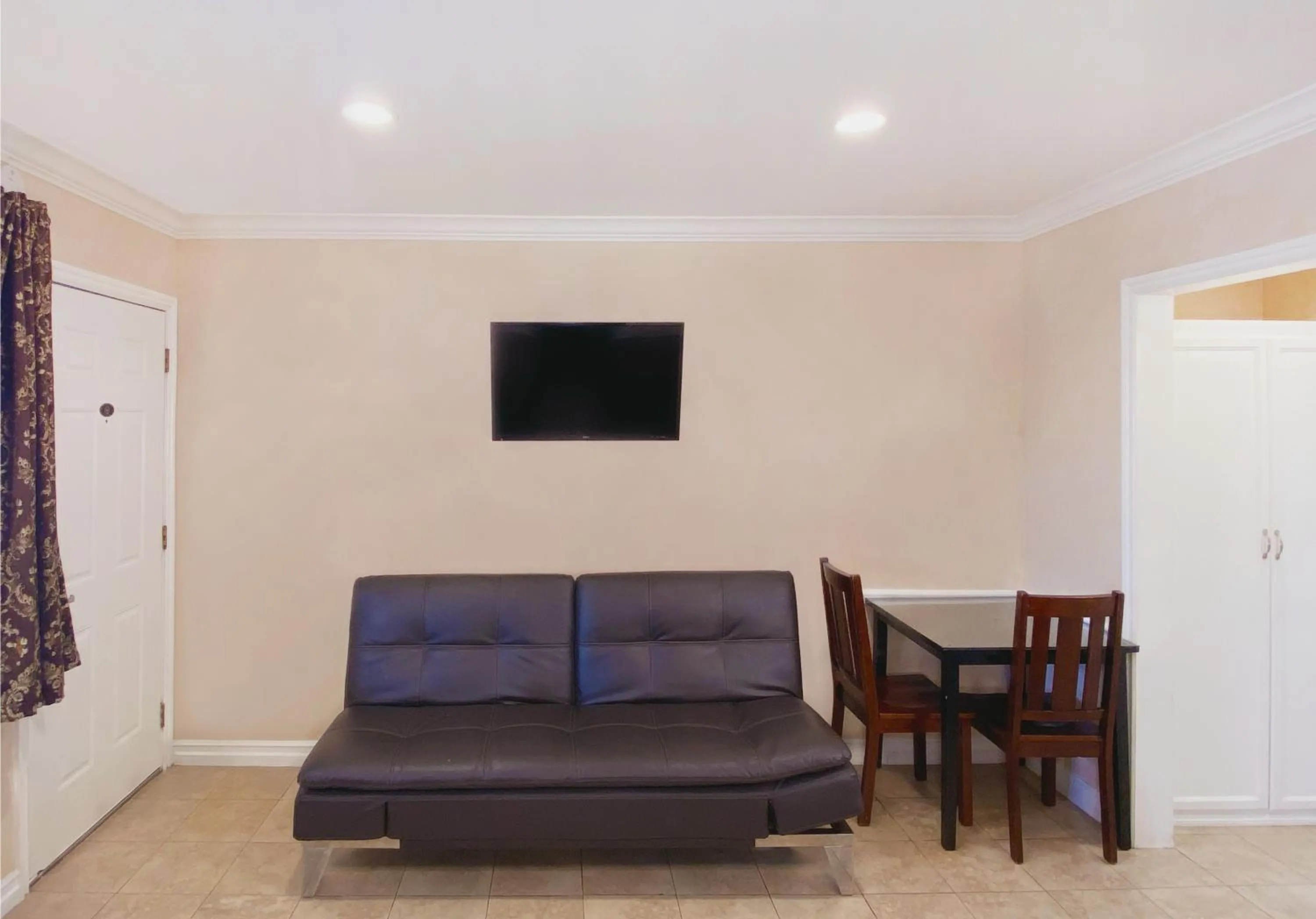 TV and multimedia in Nite Inn at Universal City - Walking Distance to Universal Studios Hollywood