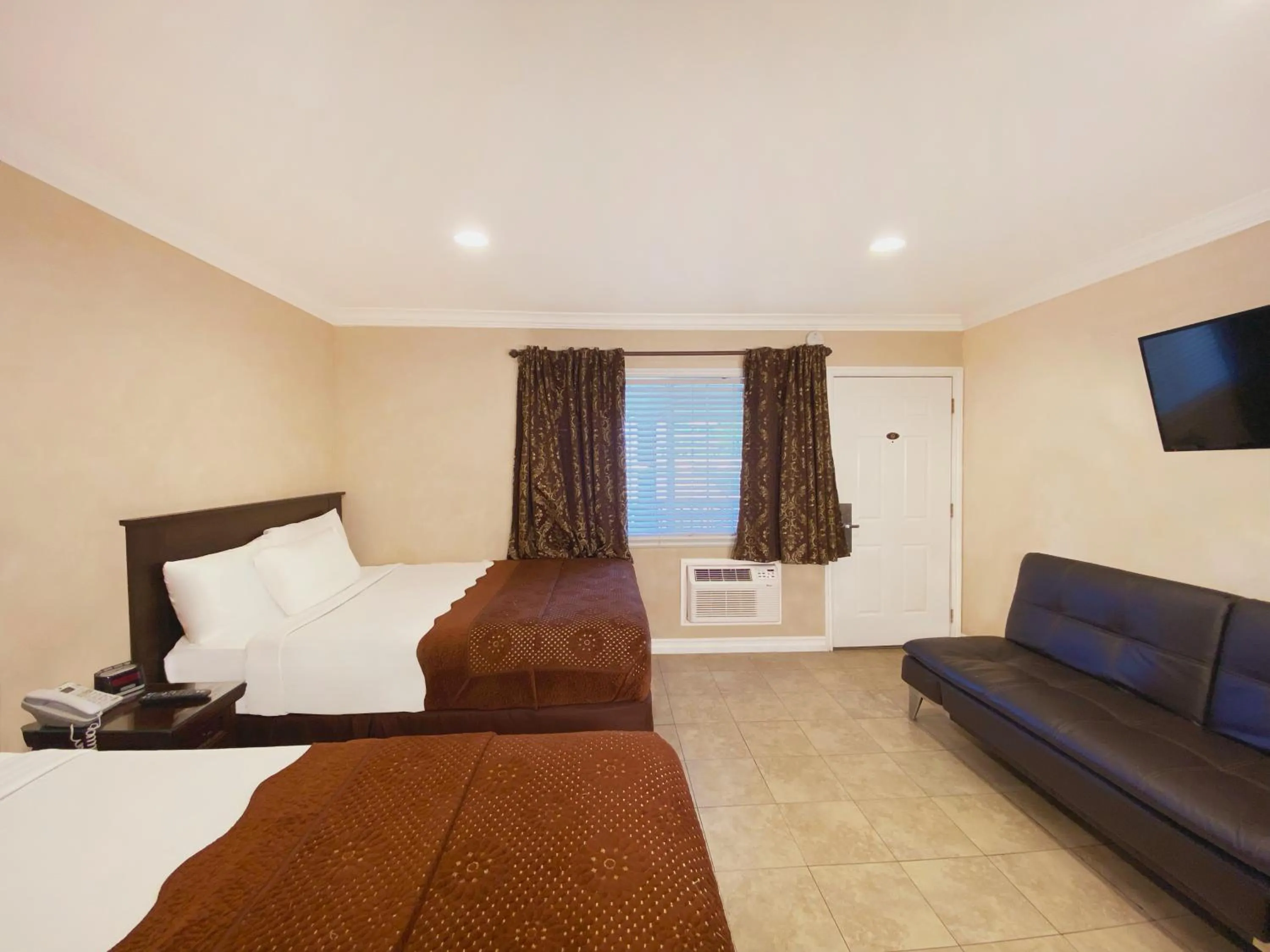 Bed in Nite Inn at Universal City - Walking Distance to Universal Studios Hollywood