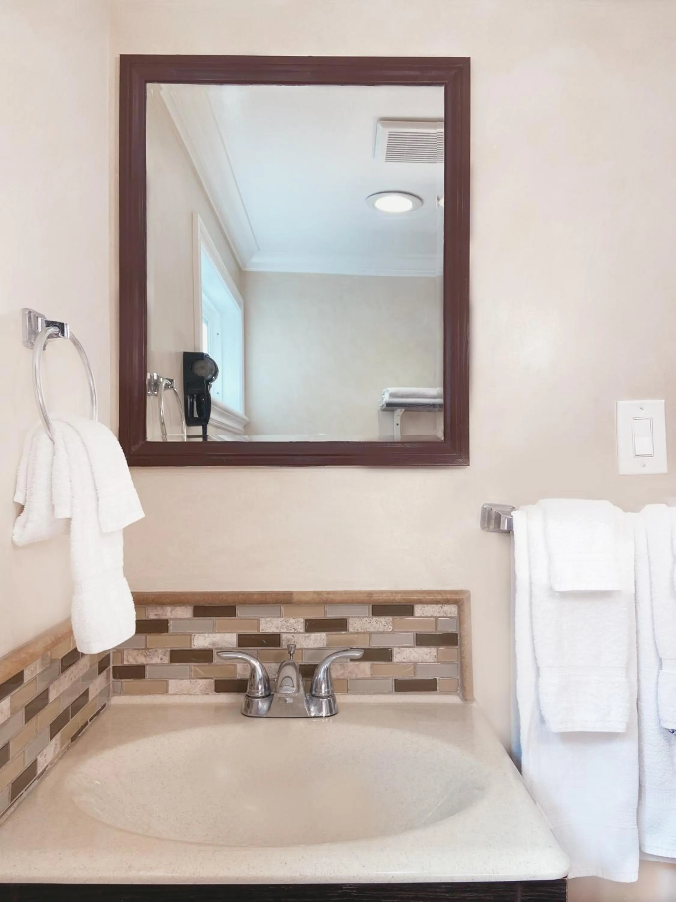 Bathroom in Nite Inn at Universal City - Walking Distance to Universal Studios Hollywood