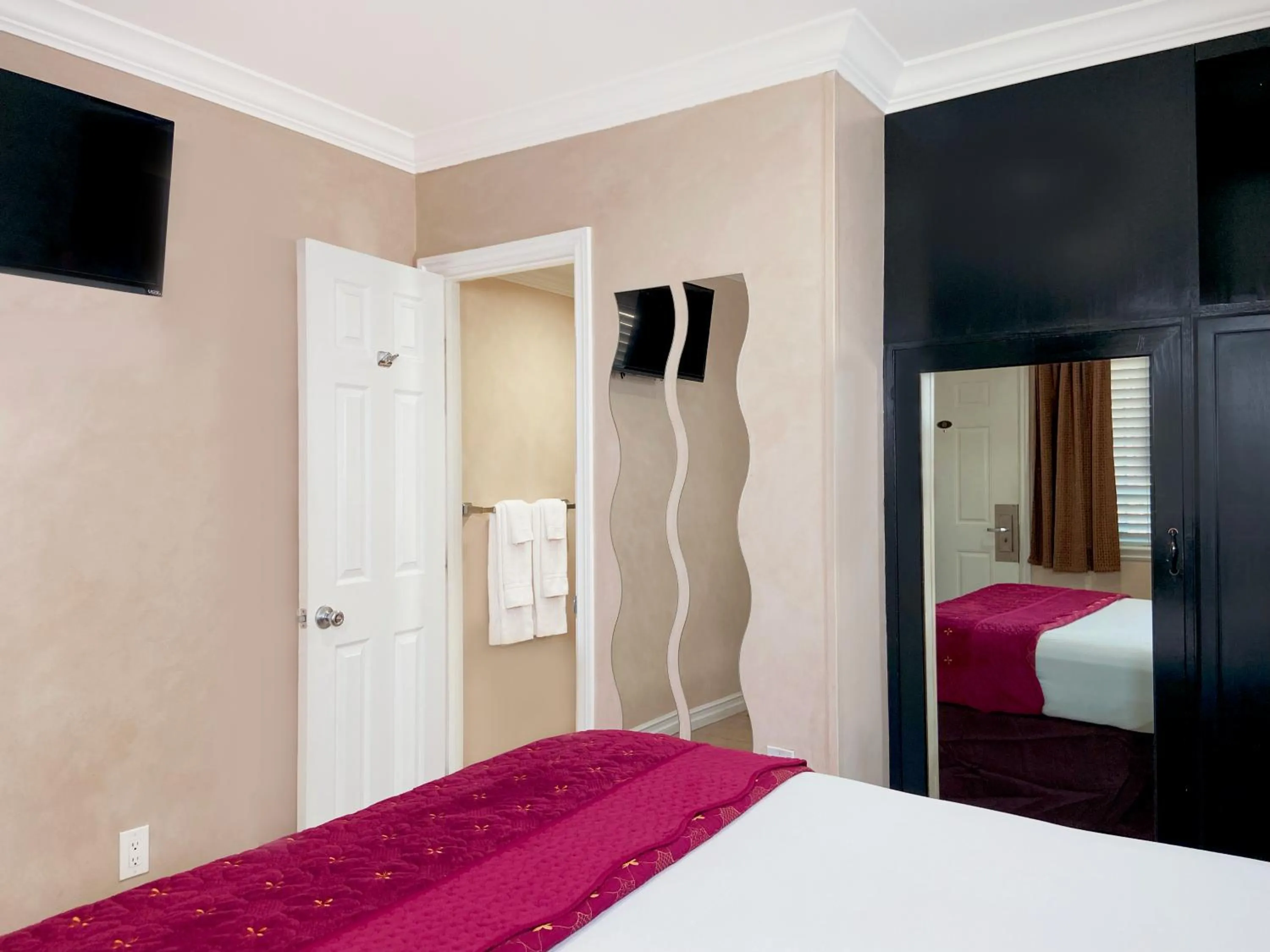 Bed in Nite Inn at Universal City - Walking Distance to Universal Studios Hollywood