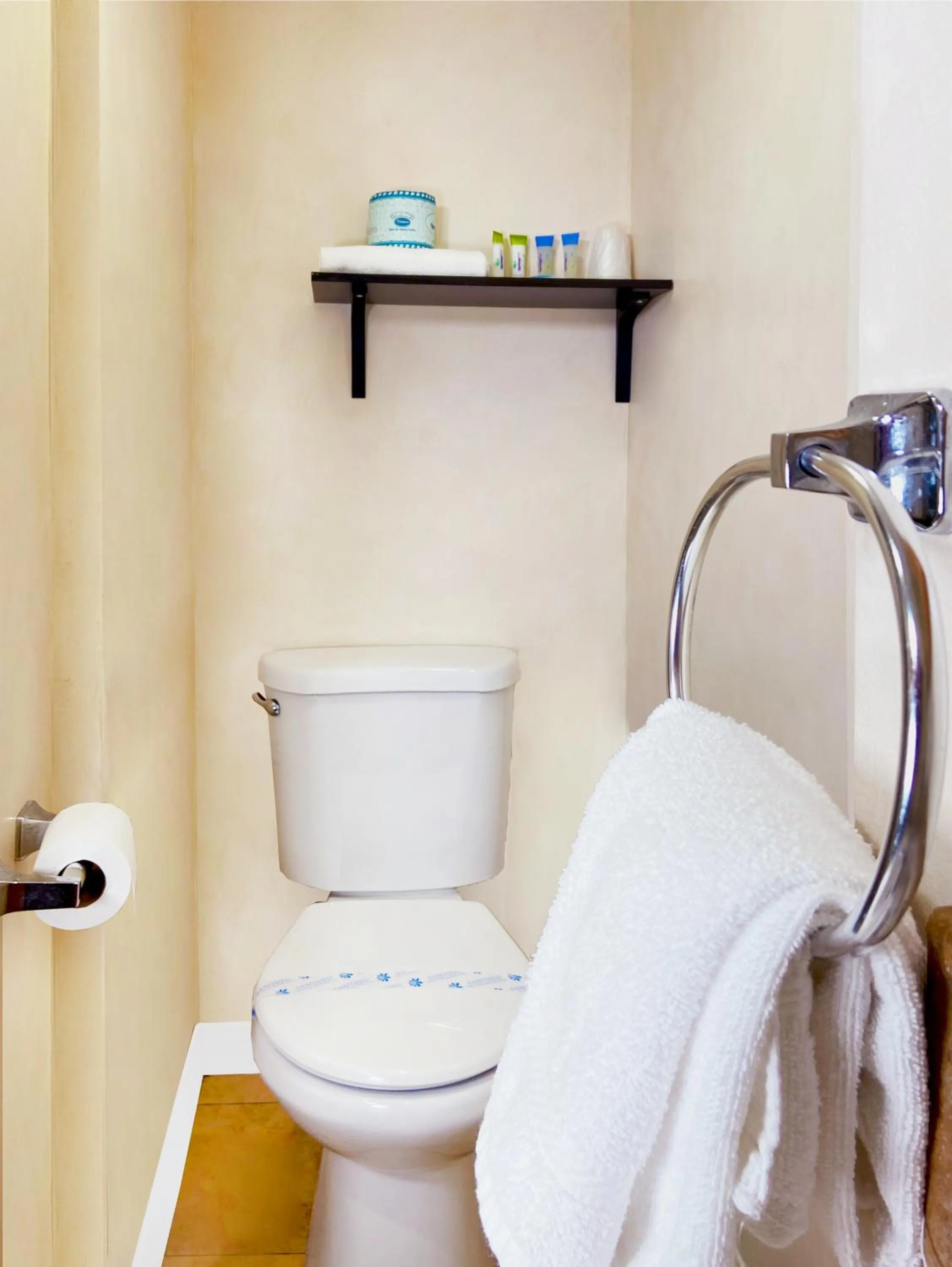 Toilet in Nite Inn at Universal City - Walking Distance to Universal Studios Hollywood