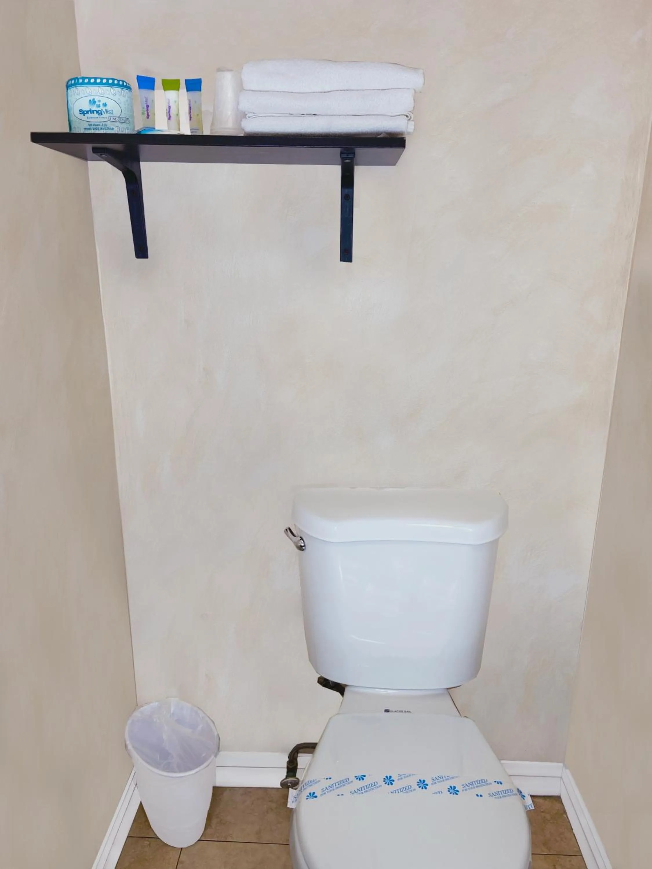 Toilet in Nite Inn at Universal City - Walking Distance to Universal Studios Hollywood