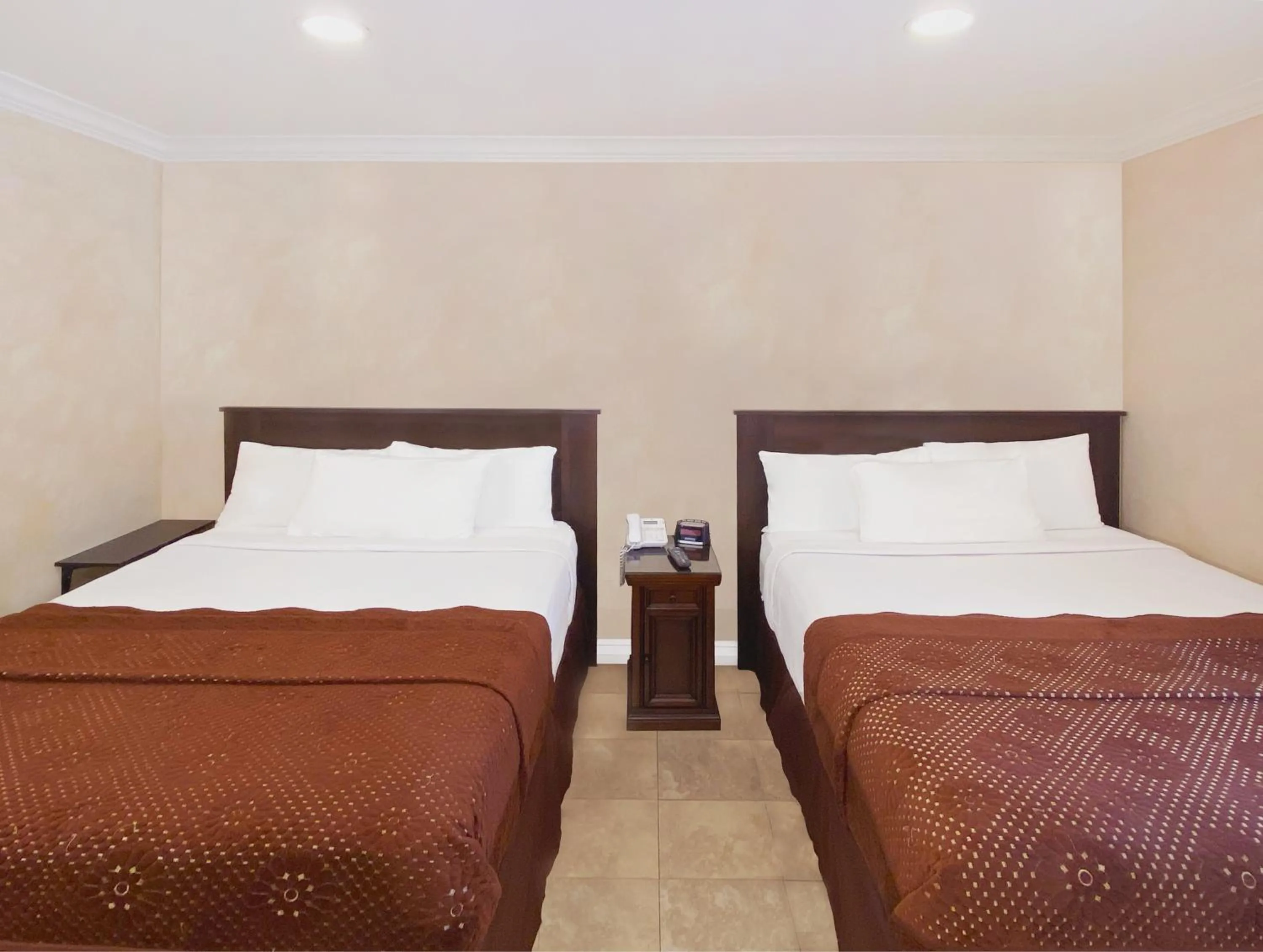 Bed in Nite Inn at Universal City - Walking Distance to Universal Studios Hollywood