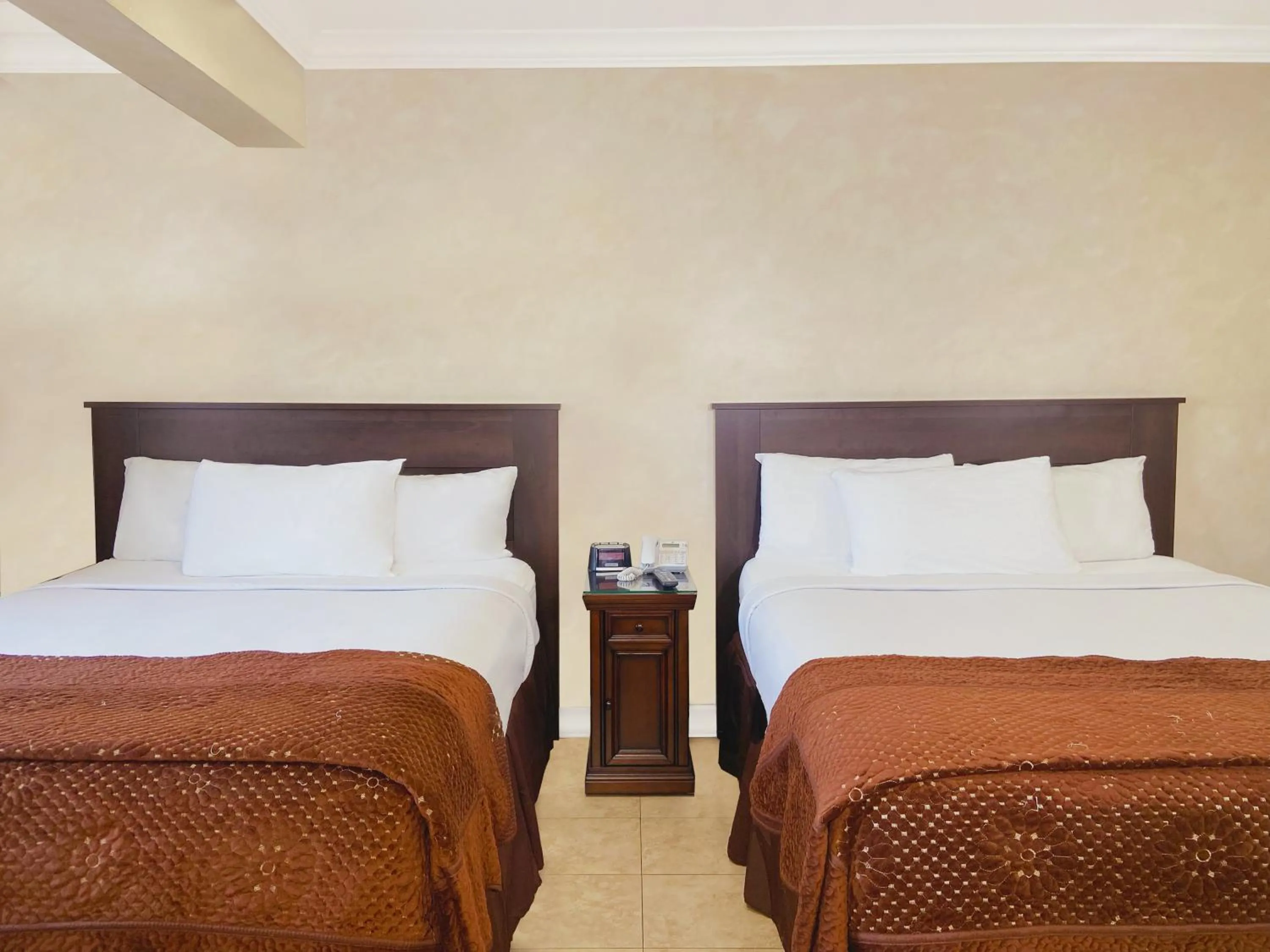 Bed in Nite Inn at Universal City - Walking Distance to Universal Studios Hollywood