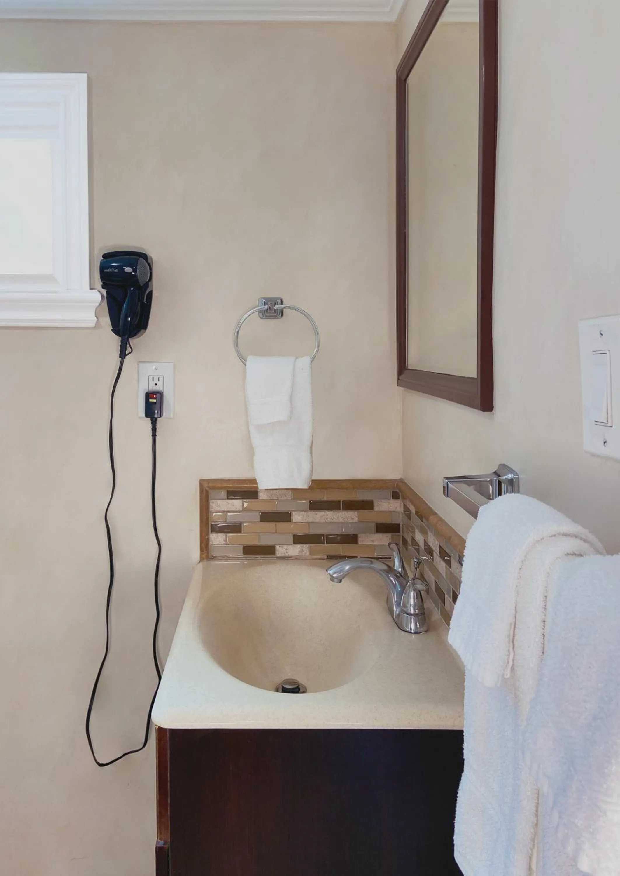 Bathroom, Bed in Nite Inn at Universal City - Walking Distance to Universal Studios Hollywood