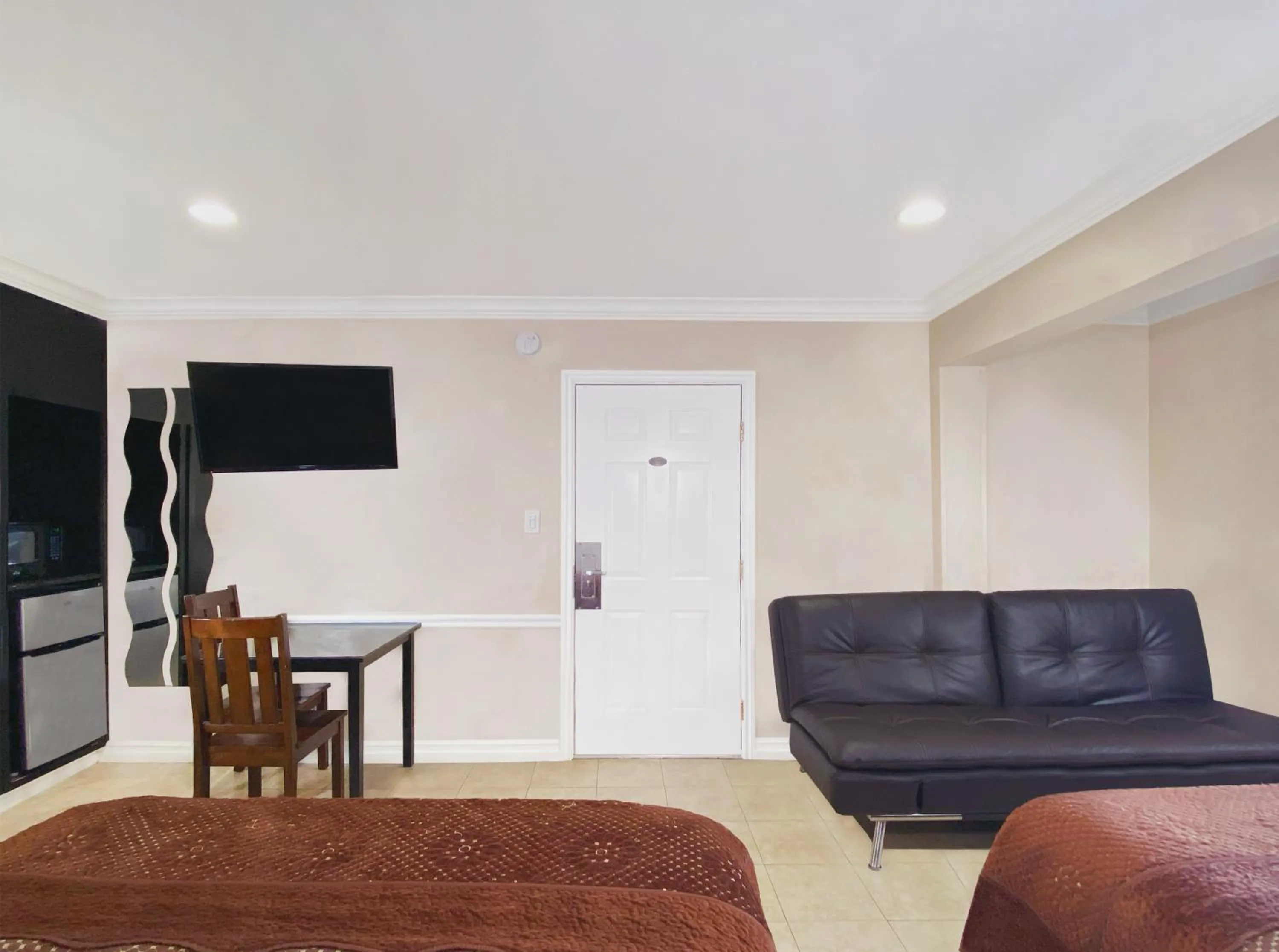 TV and multimedia in Nite Inn at Universal City - Walking Distance to Universal Studios Hollywood