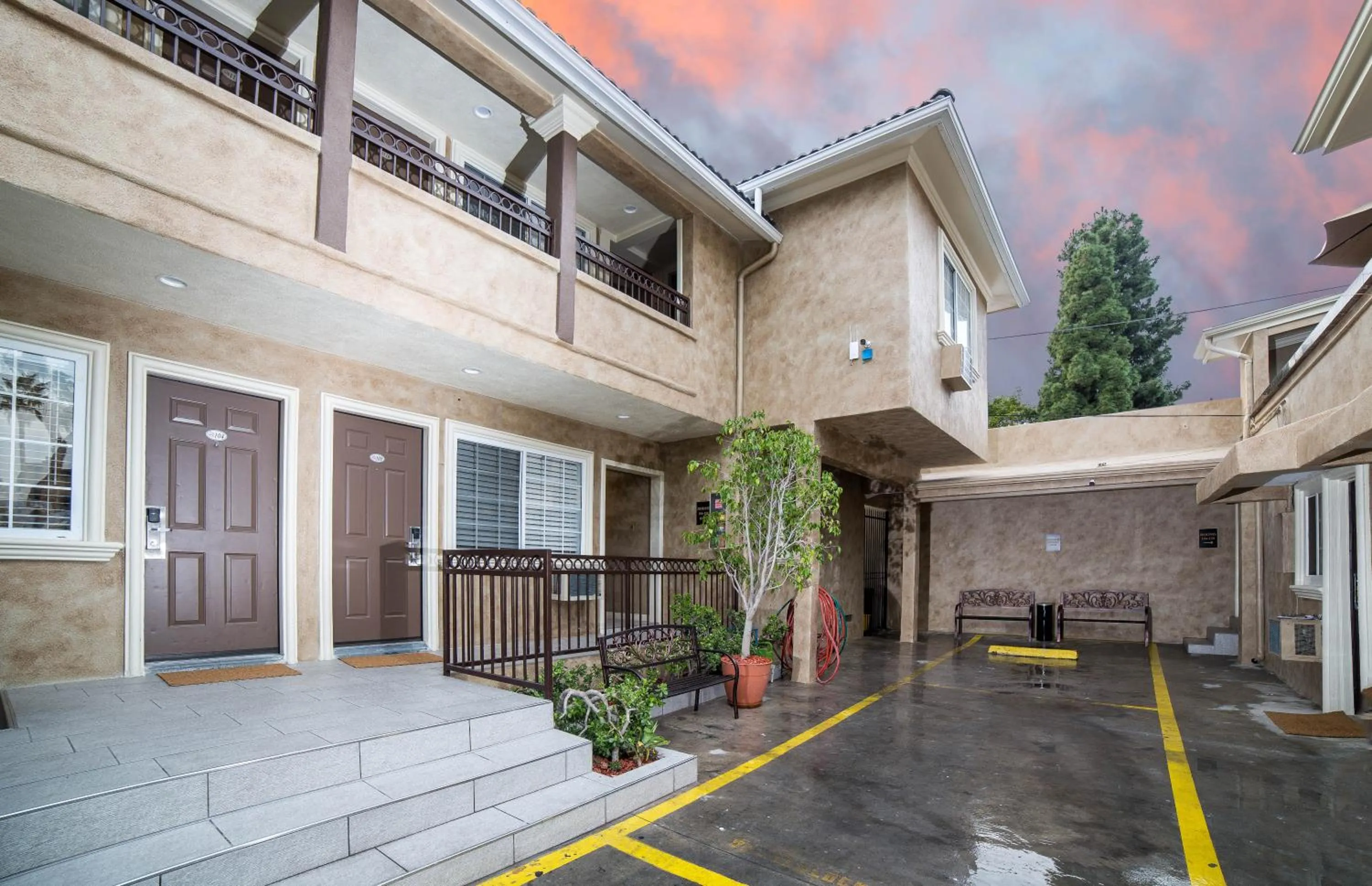 Property building in Nite Inn at Universal City - Walking Distance to Universal Studios Hollywood