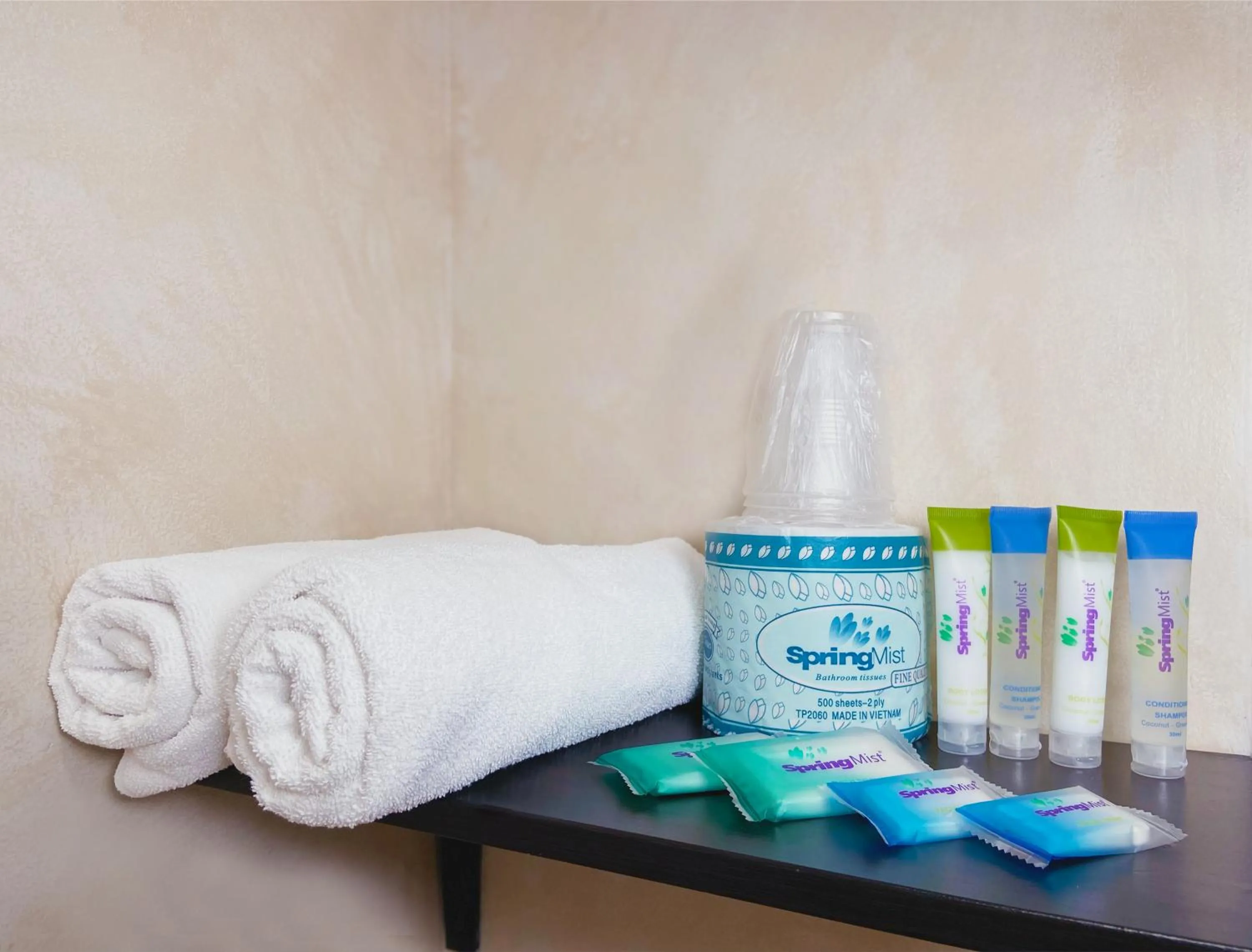 towels in Nite Inn at Universal City - Walking Distance to Universal Studios Hollywood