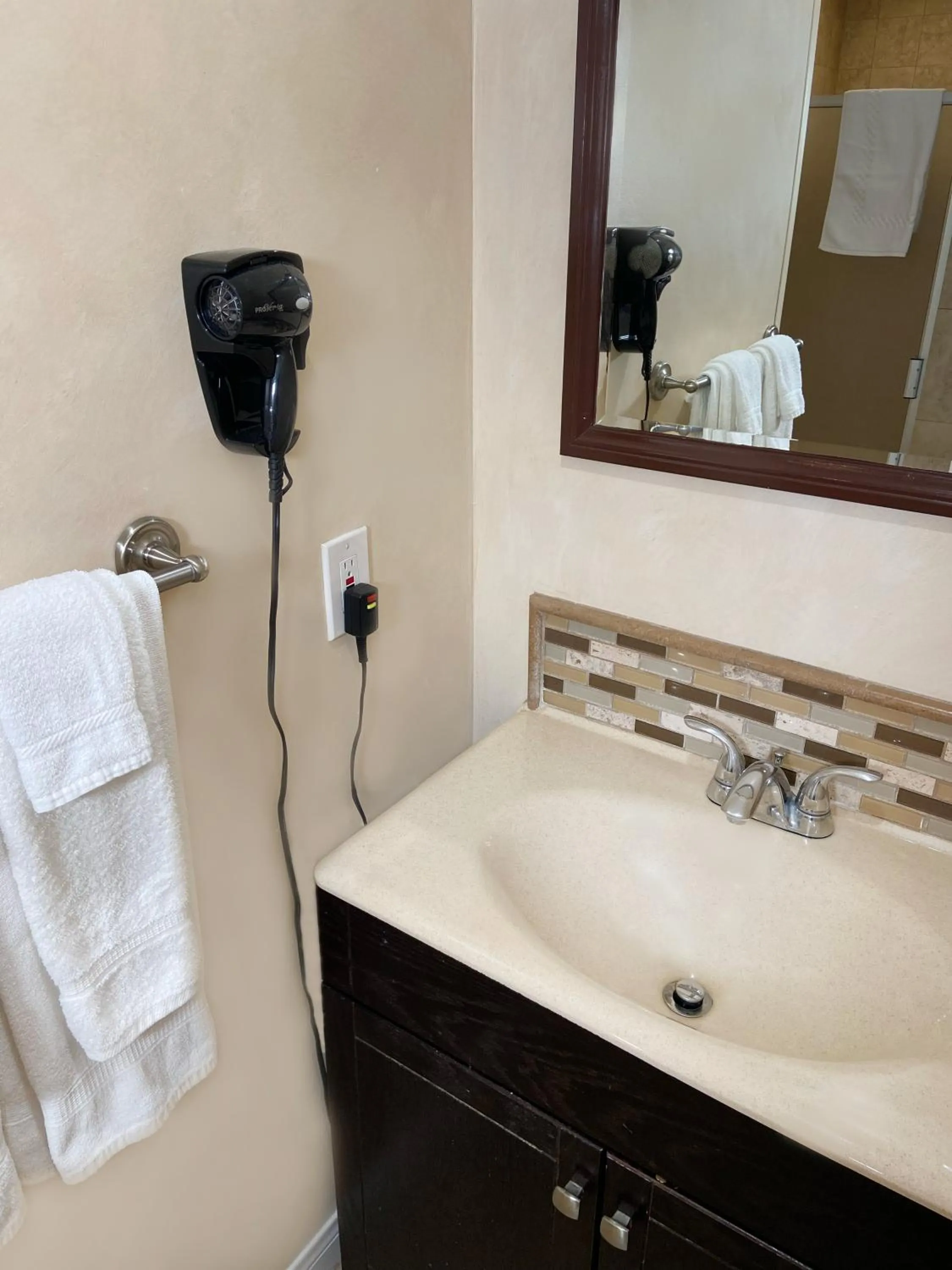 Bathroom in Nite Inn at Universal City - Walking Distance to Universal Studios Hollywood